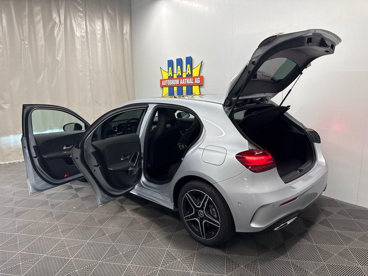 MERCEDES-BENZ A 250 e DCT AMG-image-12