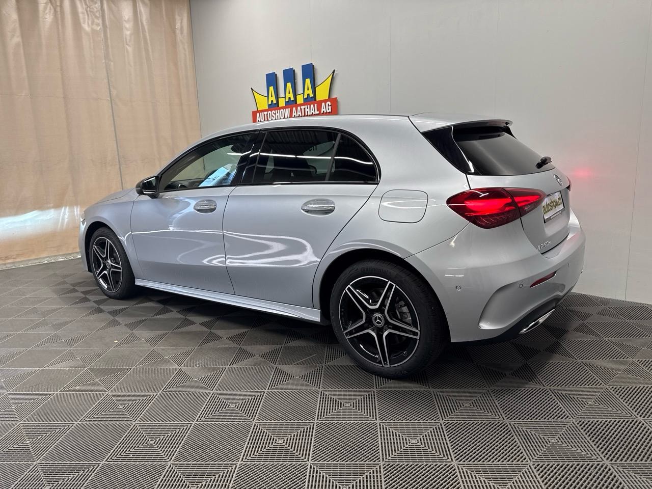 MERCEDES-BENZ A 250 e DCT AMG-showroom-element-1