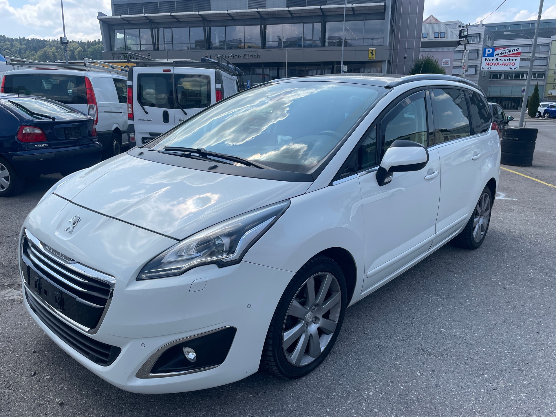 PEUGEOT 5008