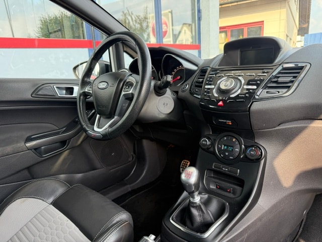 FORD Fiesta 1.6 SCTi ST-2 black&white-image-7