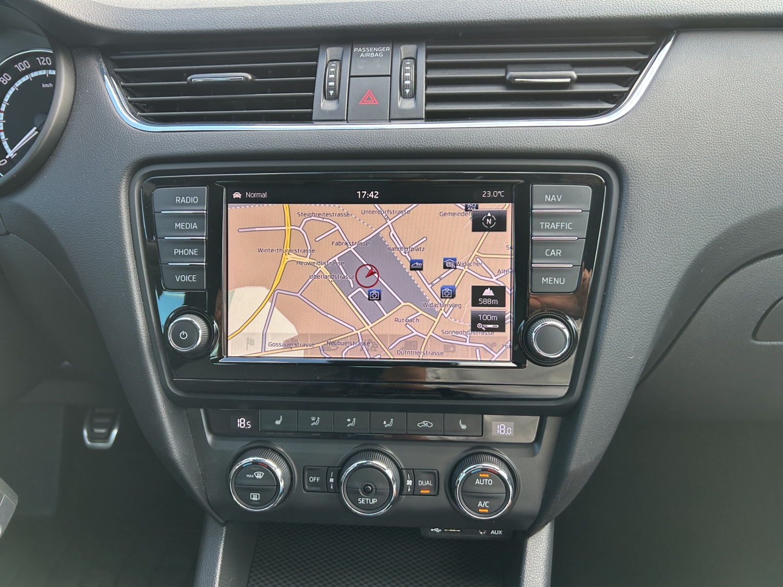 SKODA Octavia Combi 2.0 TSI RS-image-12