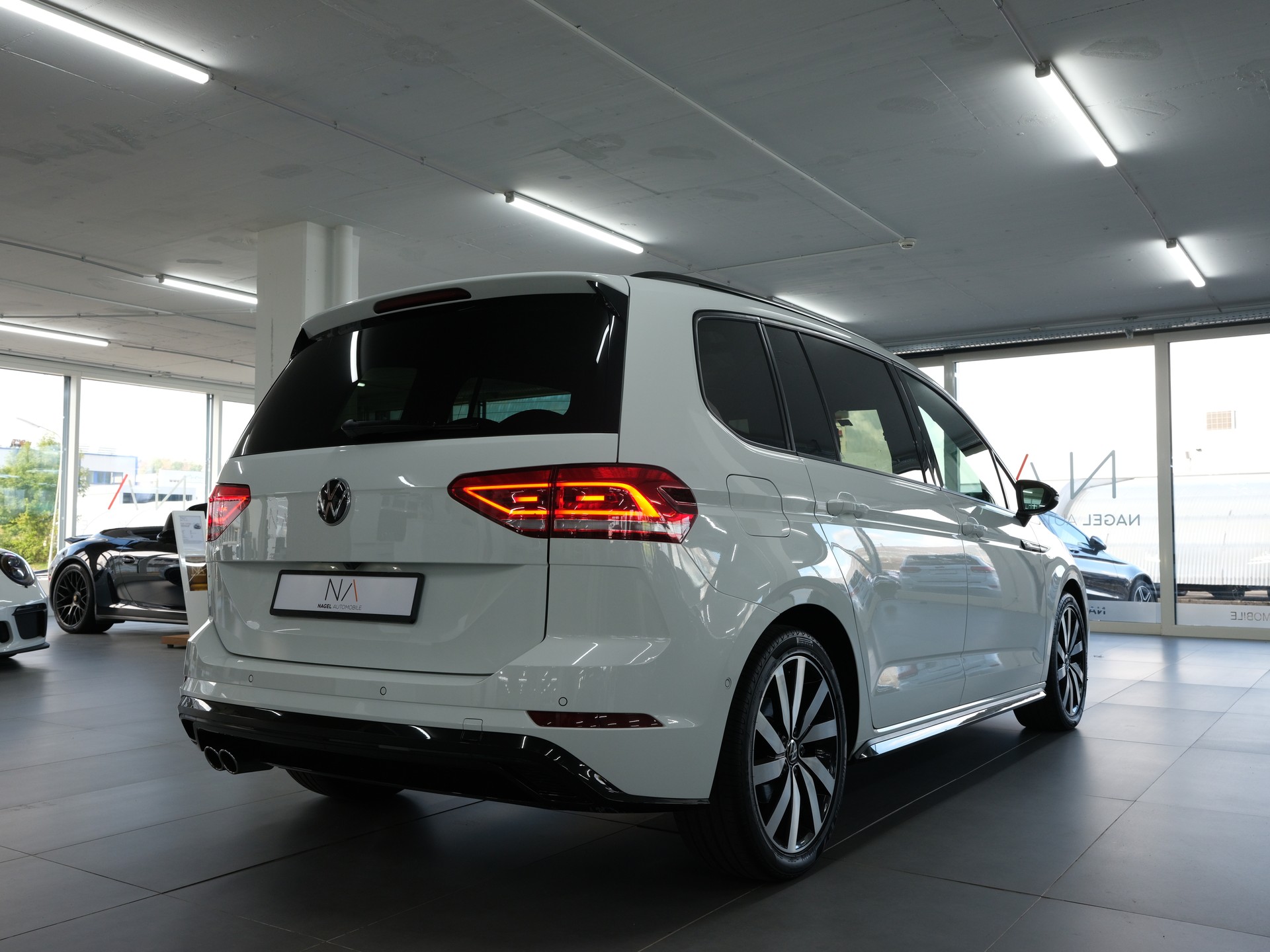 VW Touran 2.0 TDI BlueMotion Technology Highline DSG *R-Line* *Panorama* *Rückfahrkamera*-showroom-element-2