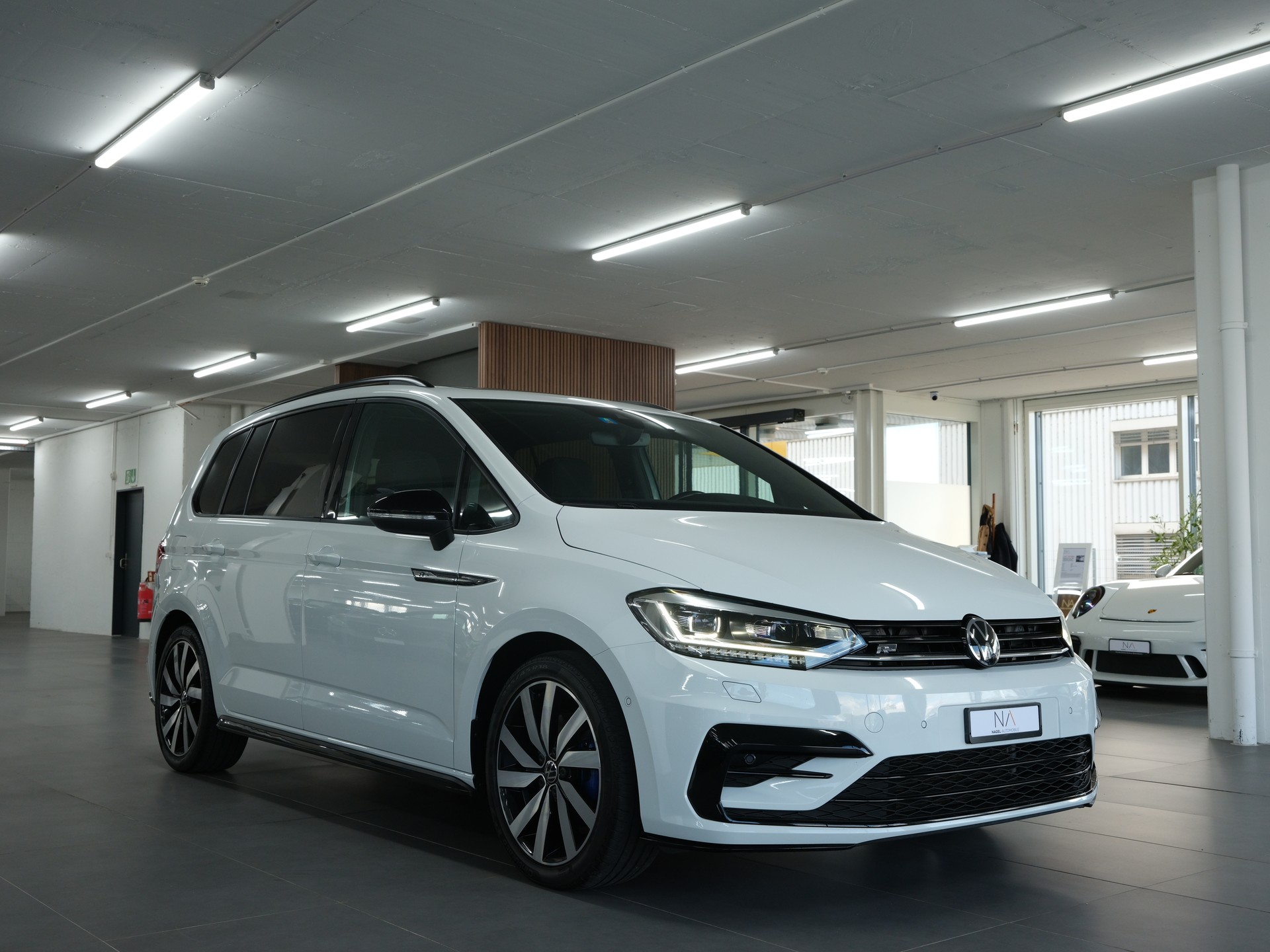 VW Touran 2.0 TDI BlueMotion Technology Highline DSG *R-Line* *Panorama* *Rückfahrkamera*-showroom-element-1