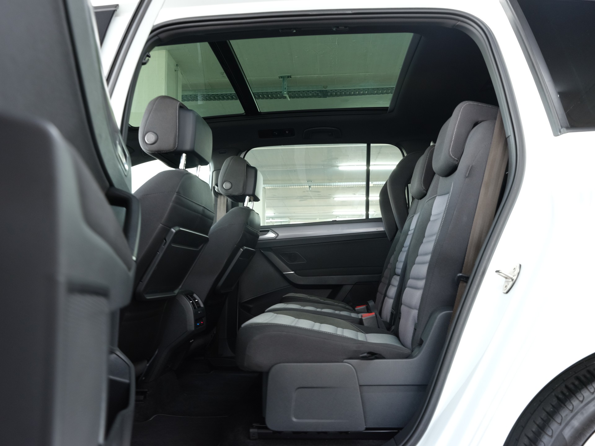 VW Touran 2.0 TDI BlueMotion Technology Highline DSG *R-Line* *Panorama* *Rückfahrkamera*-image-25
