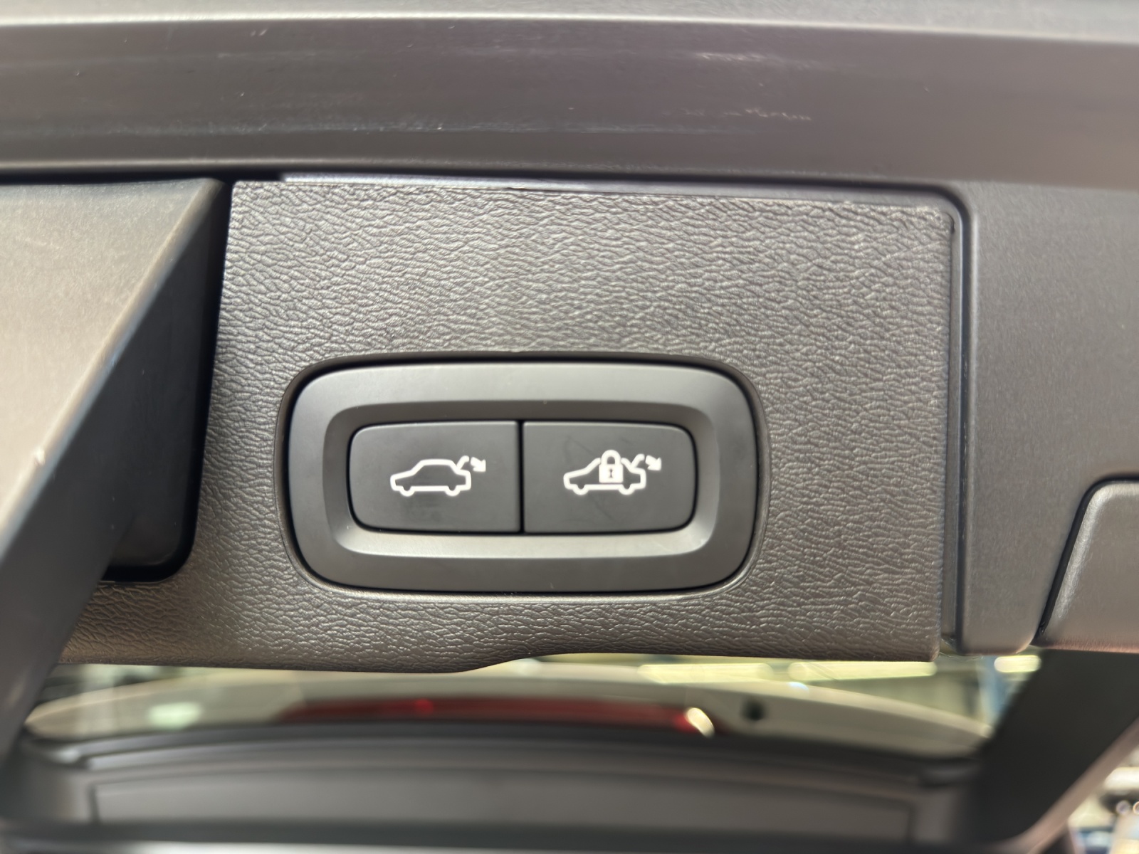 VOLVO XC60 2.0 B5 MH Plus Dark AWD-image-15