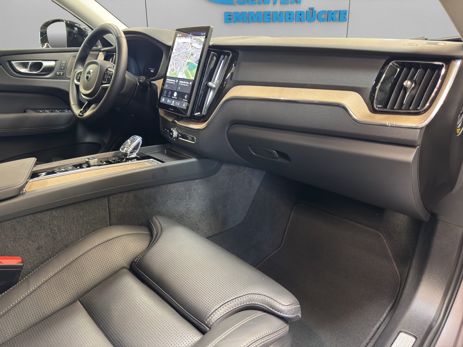 VOLVO XC60 2.0 B5 MH Plus Dark AWD-image-8