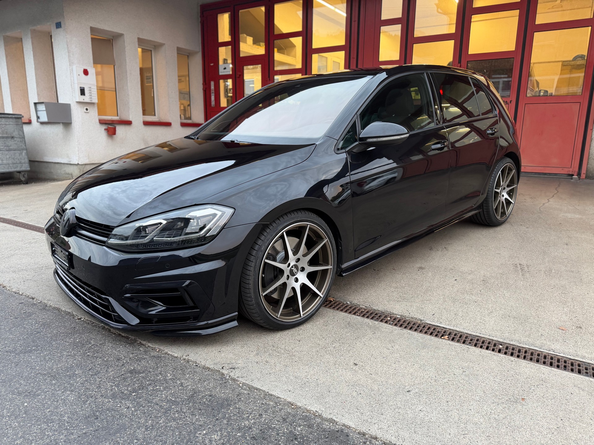 VW Golf 2.0 TSI R 4Motion DSG-showroom-element-1