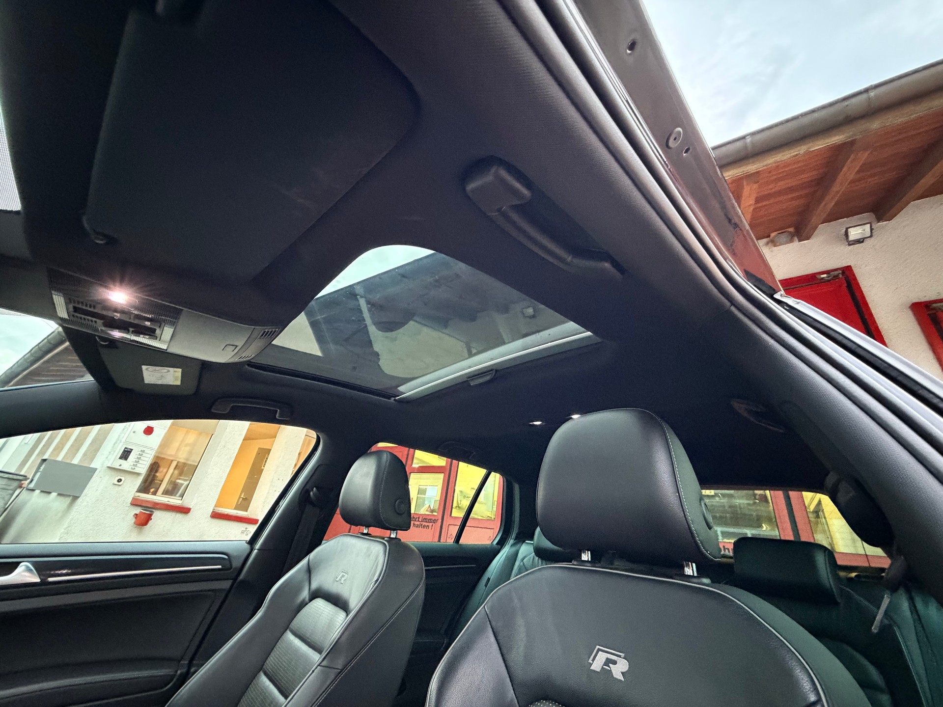 VW Golf 2.0 TSI R 4Motion DSG-image-22