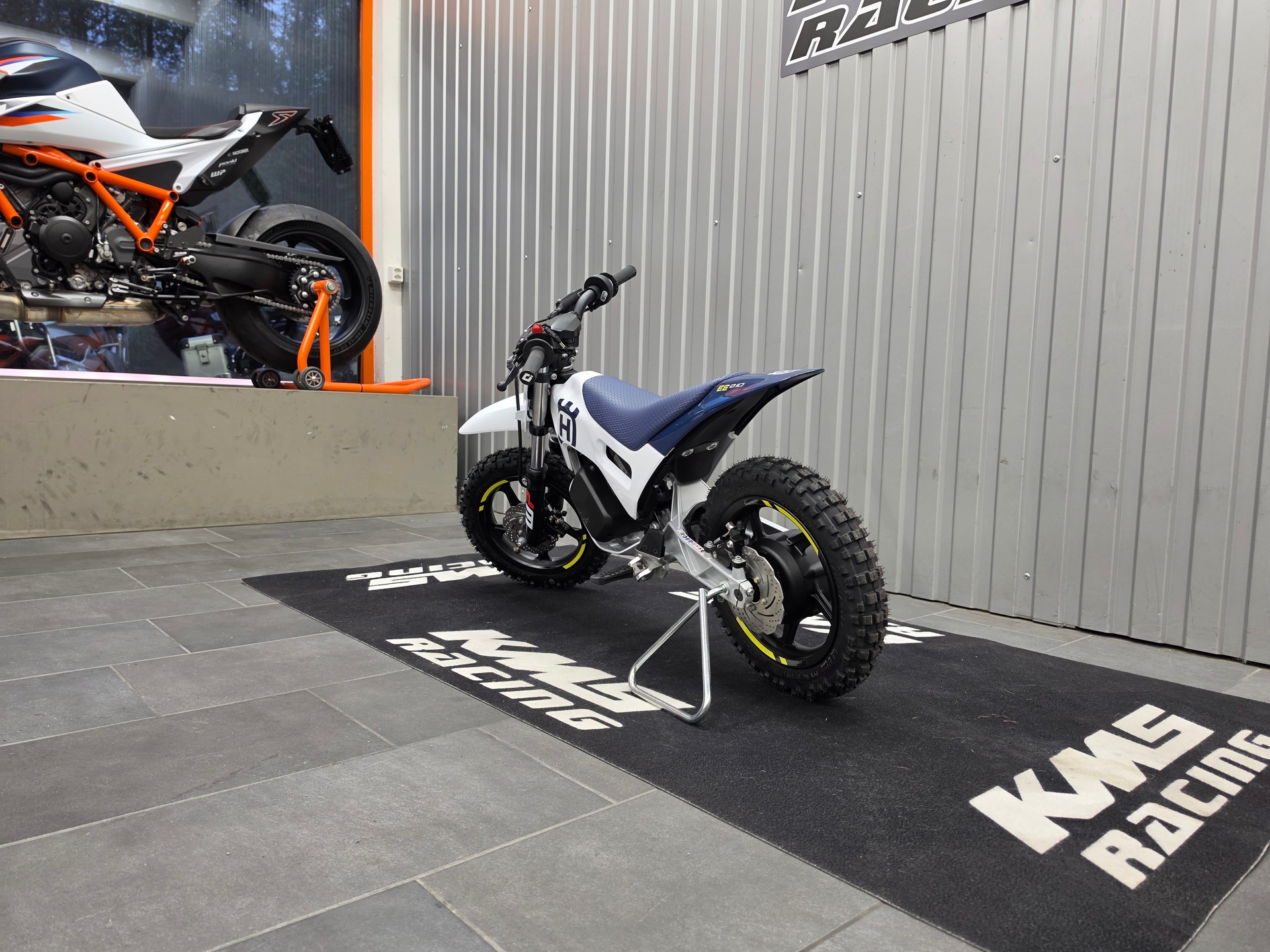 HUSQVARNA EE 2-showroom-element-3
