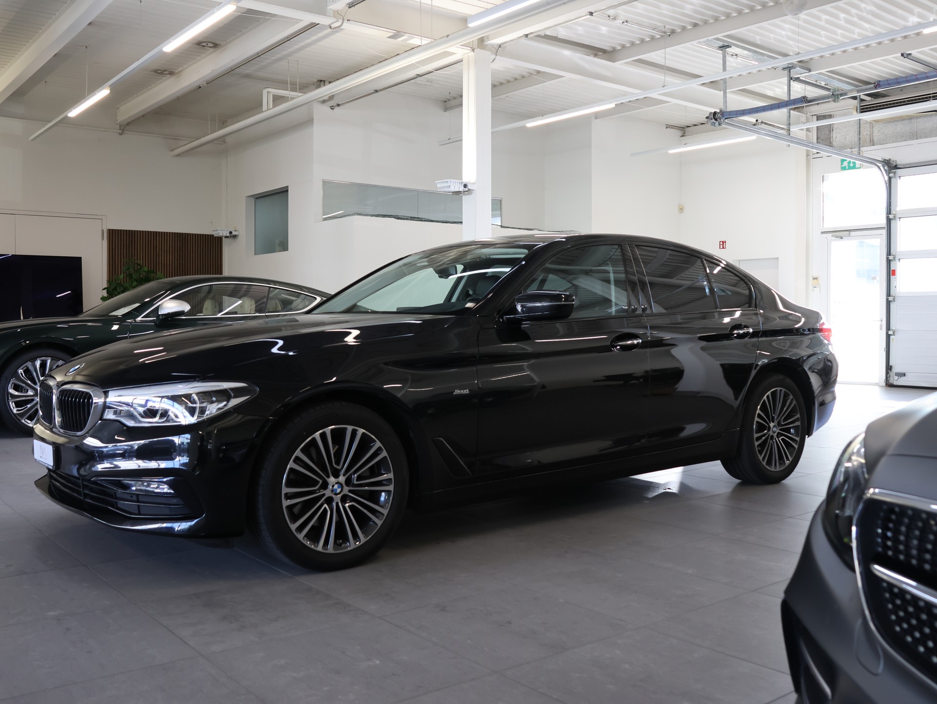 BMW 520d xDrive Sport Line Steptronic *BLACK-SAPPHIRE*-showroom-element-3