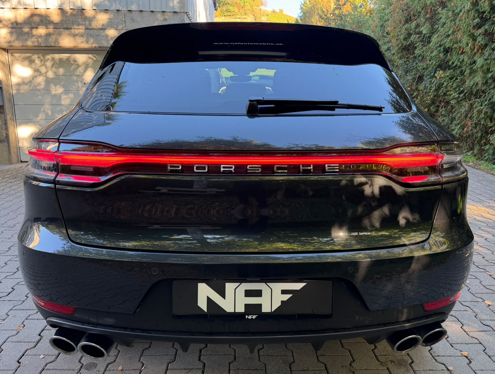 PORSCHE Macan PDK-showroom-element-3