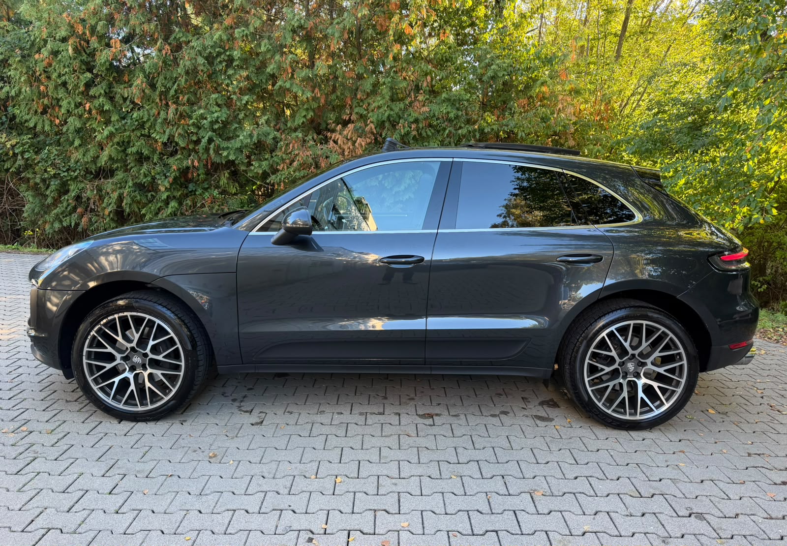 PORSCHE Macan PDK-showroom-element-1