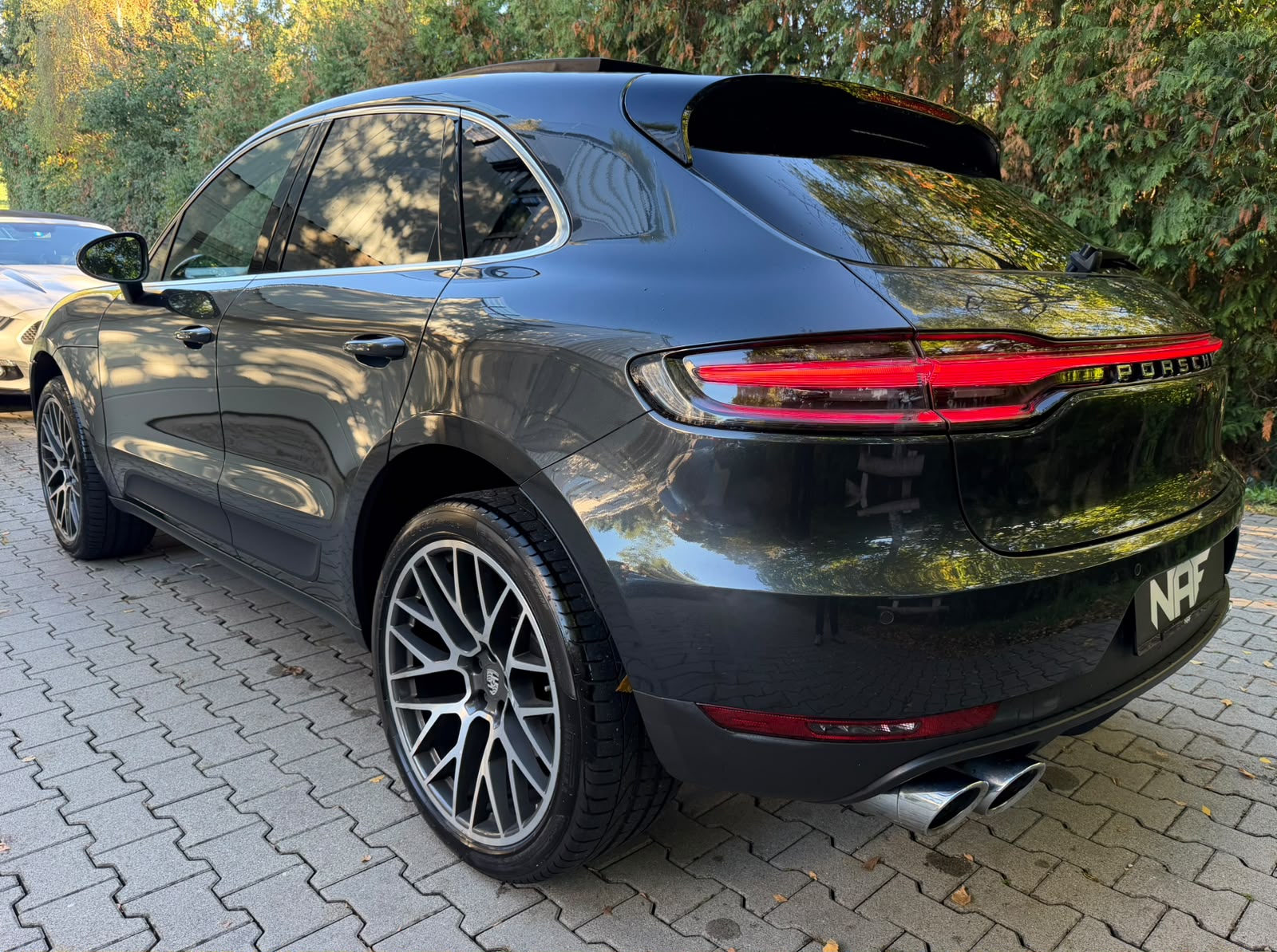 PORSCHE Macan PDK-showroom-element-2