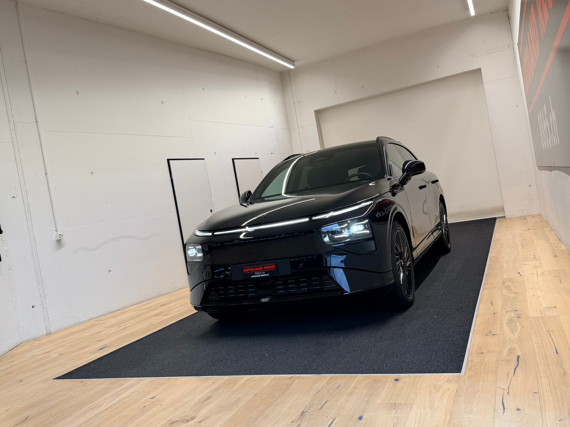 XPENG G9 93kWh Performance Black Edition AWD-showroom-element-2