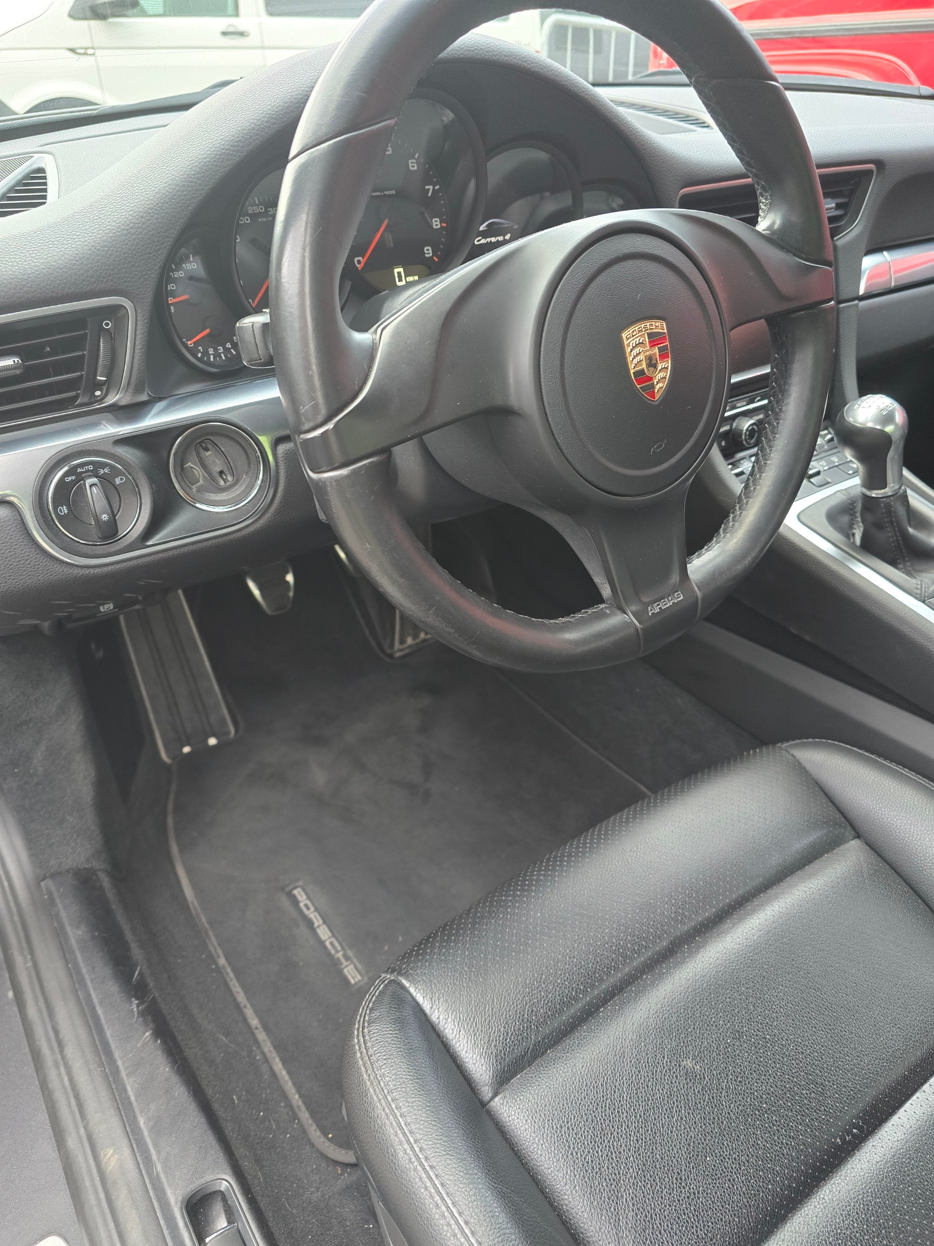 PORSCHE 911 Carrera 4-image-1