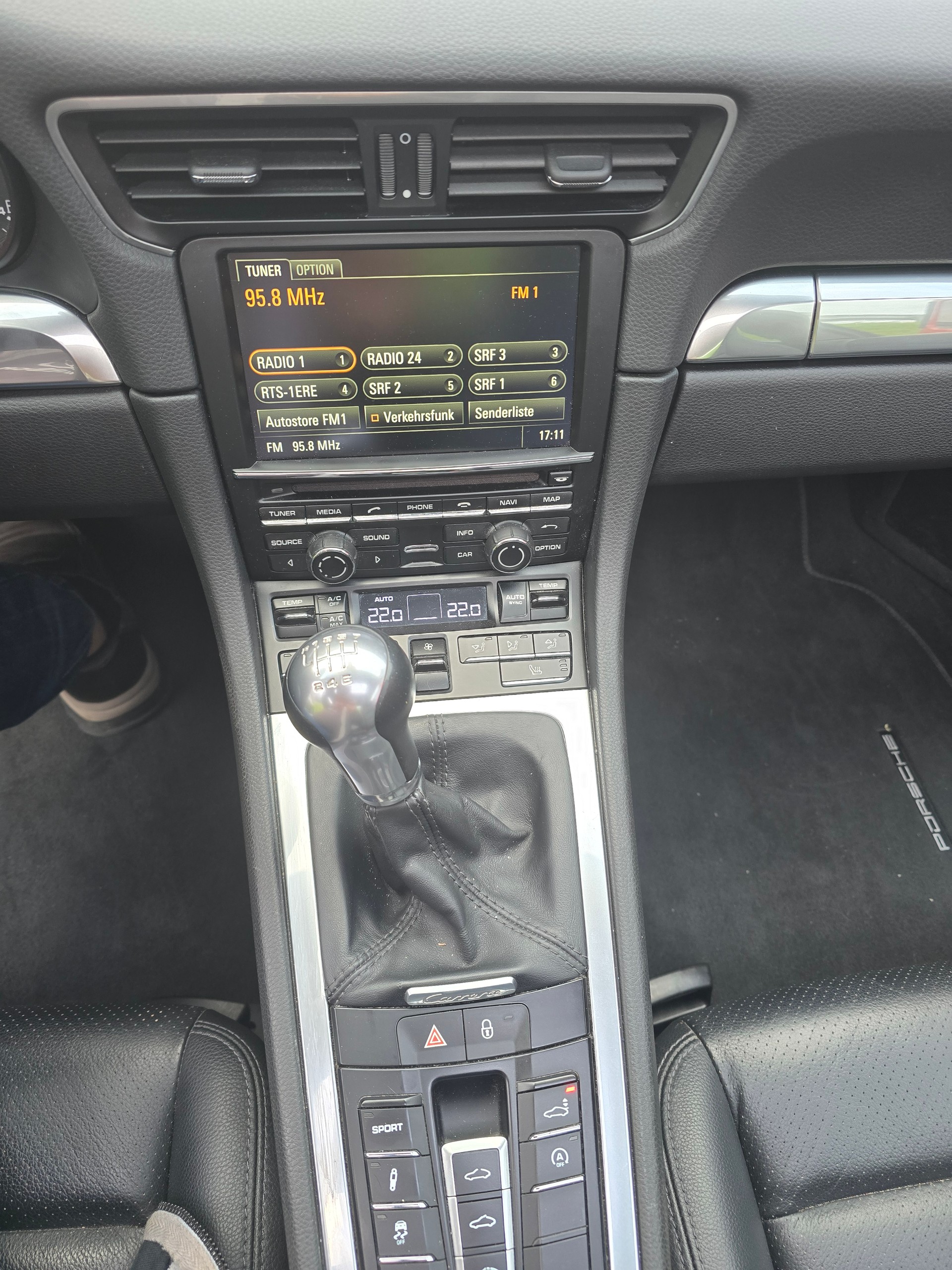 PORSCHE 911 Carrera 4-image-3