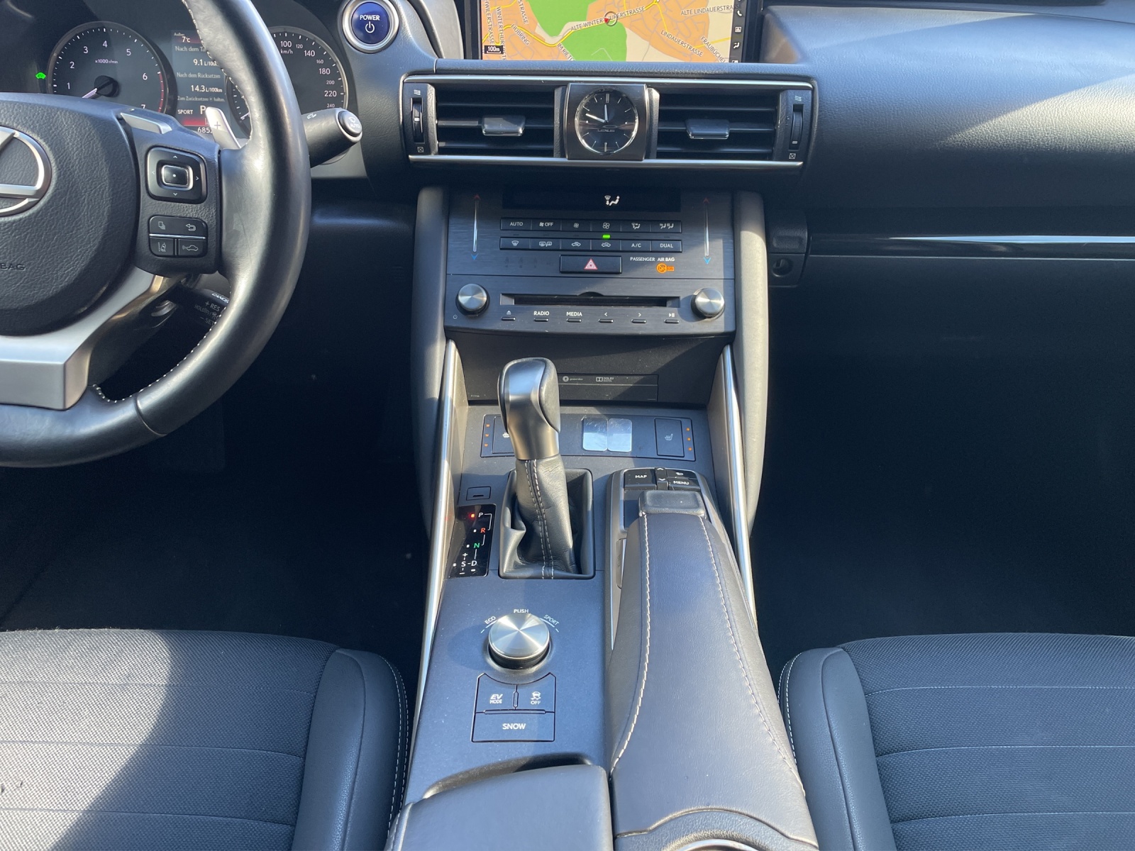 LEXUS IS 300h excellence Automatic-image-11