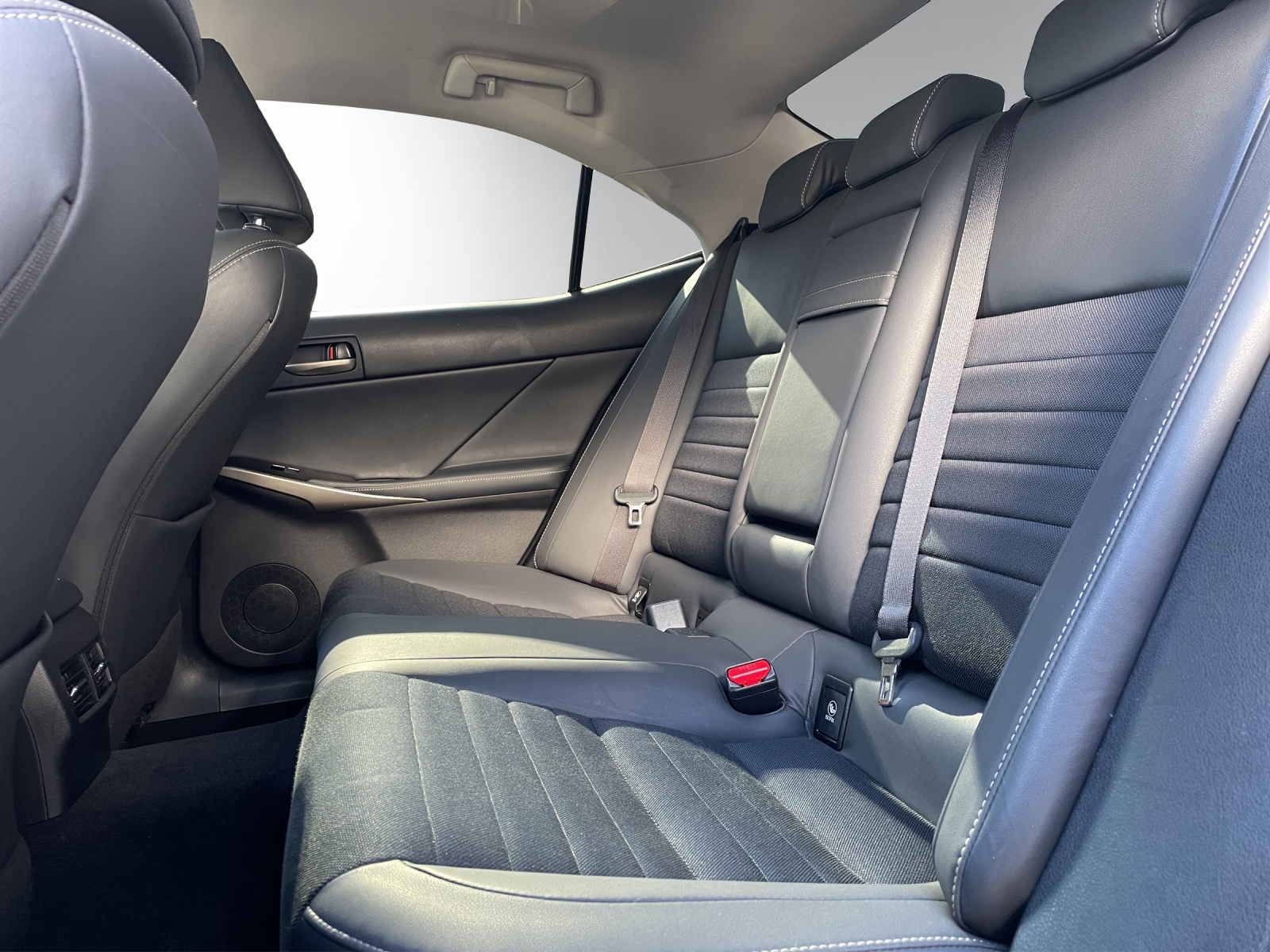 LEXUS IS 300h excellence Automatic-image-8