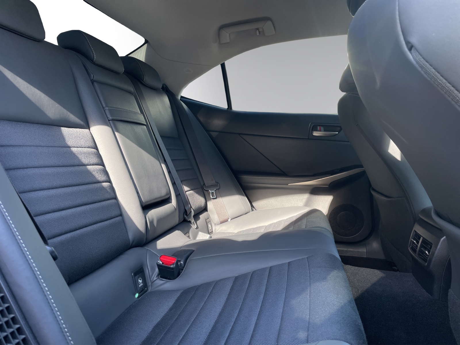 LEXUS IS 300h excellence Automatic-image-9