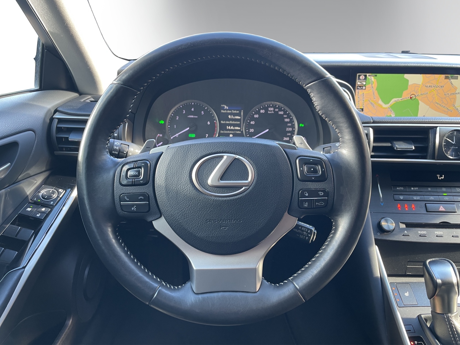 LEXUS IS 300h excellence Automatic-image-10