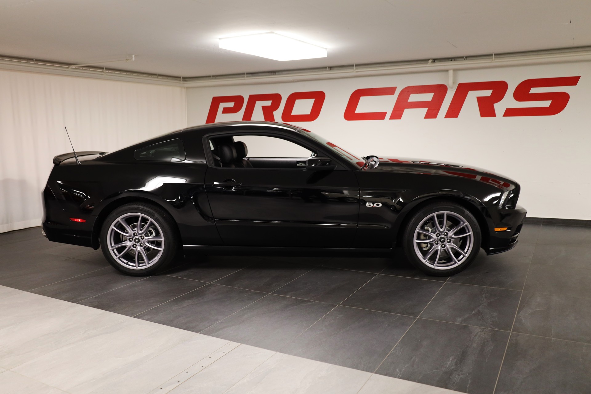 FORD Mustang 5.0 V8 GT 2013-Modell-image-3
