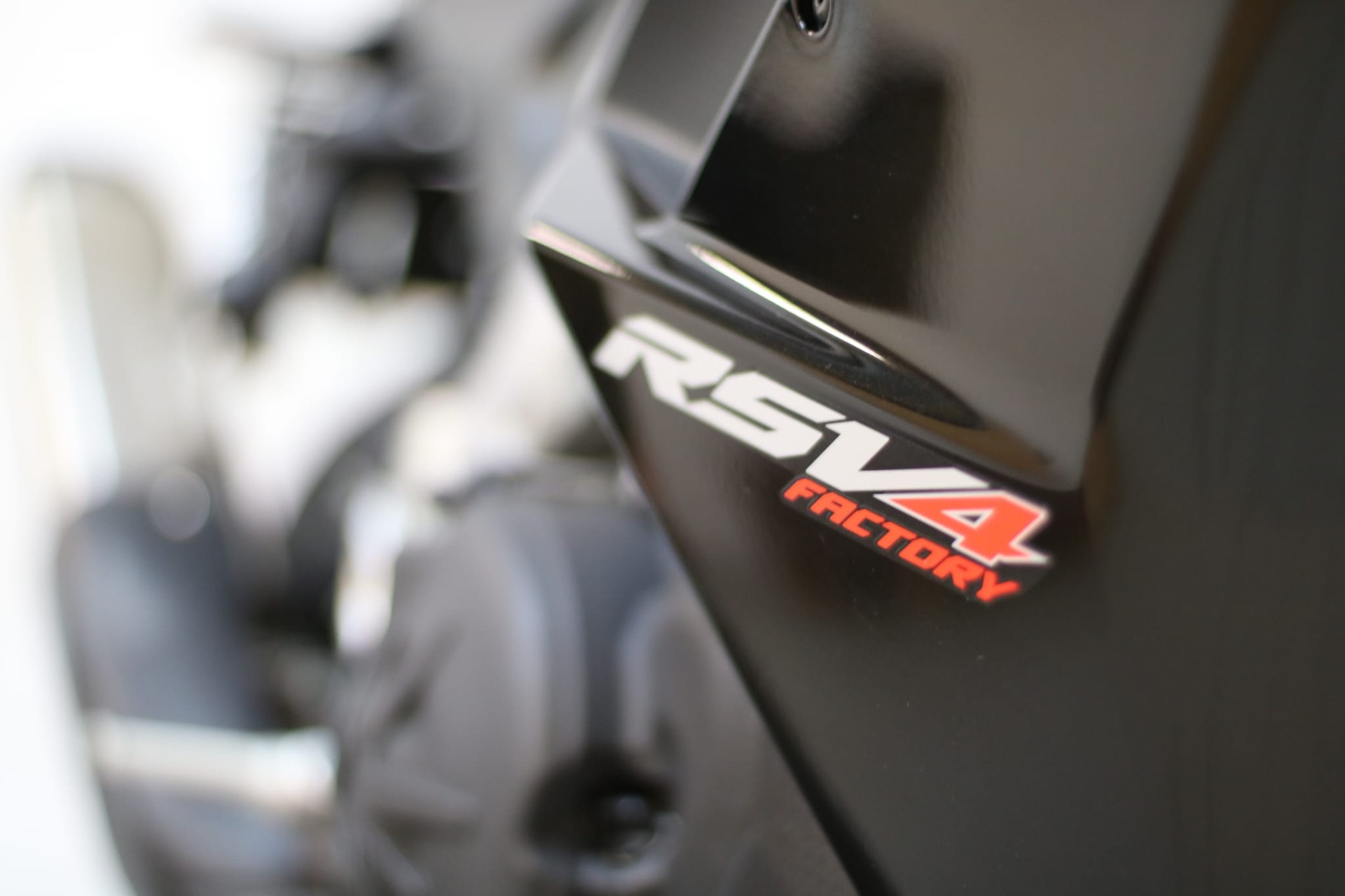 APRILIA RSV4 1100 Factory-image-4