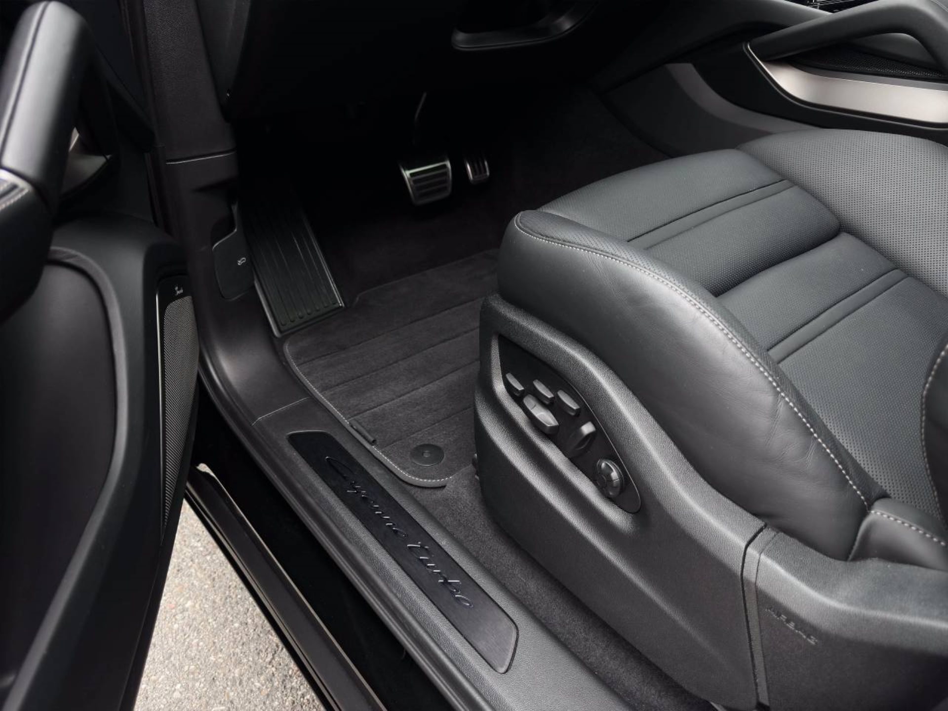 PORSCHE Cayenne Turbo E-Hybrid Coupé-image-15