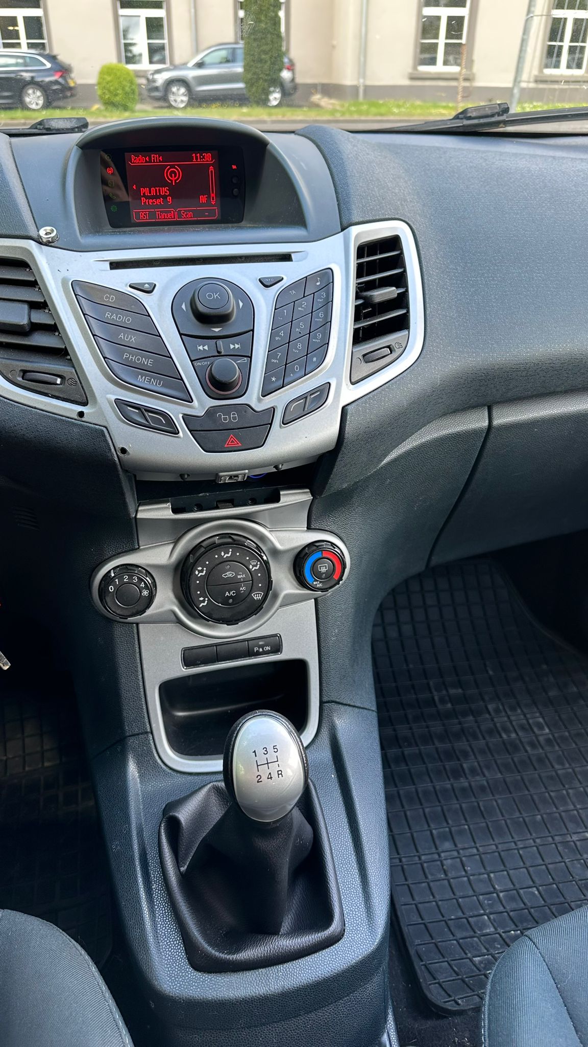 FORD Fiesta 1.25 16V Ambiente-image-8