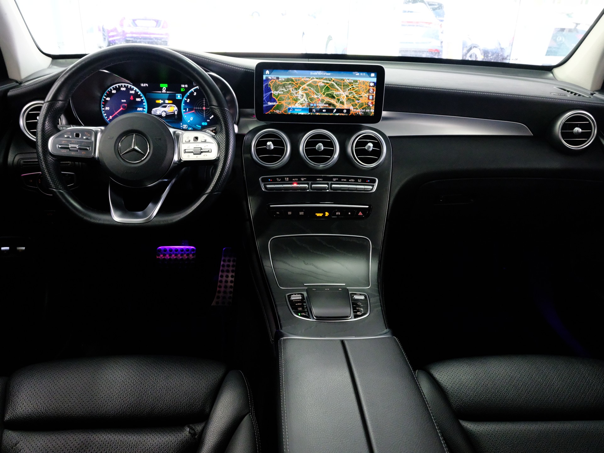 MERCEDES-BENZ GLC 300 AMG Line 4Matic 9G-Tronic-image-13