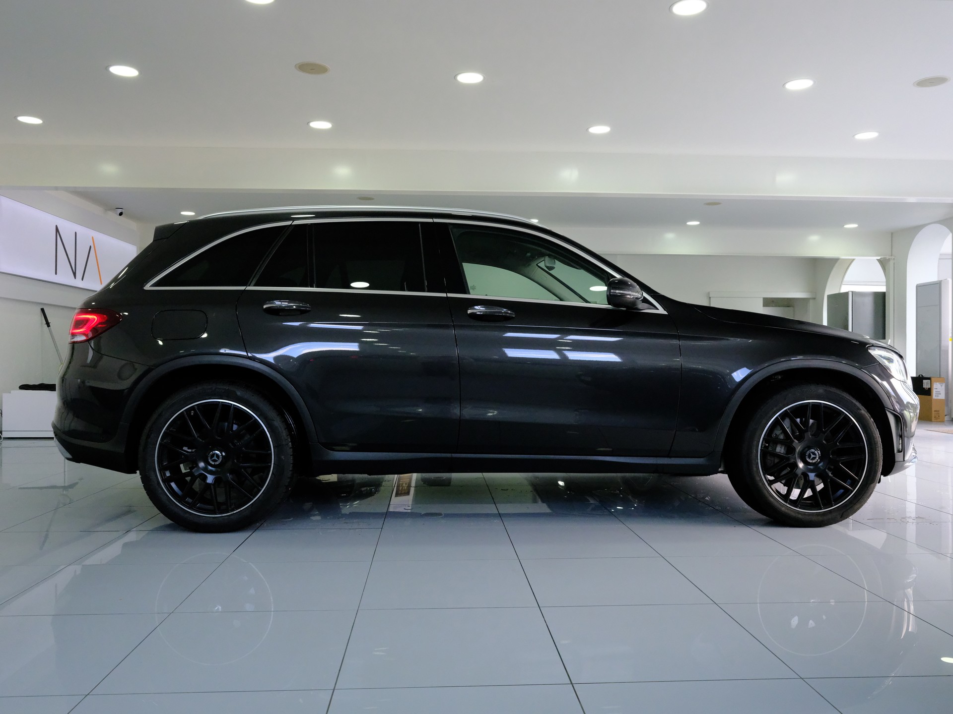 MERCEDES-BENZ GLC 300 AMG Line 4Matic 9G-Tronic-image-7