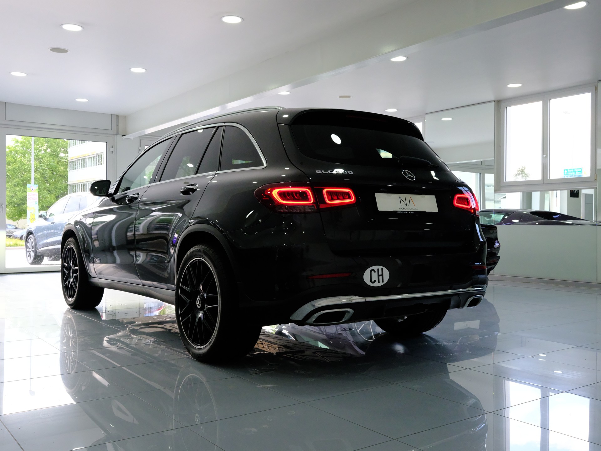 MERCEDES-BENZ GLC 300 AMG Line 4Matic 9G-Tronic-image-4