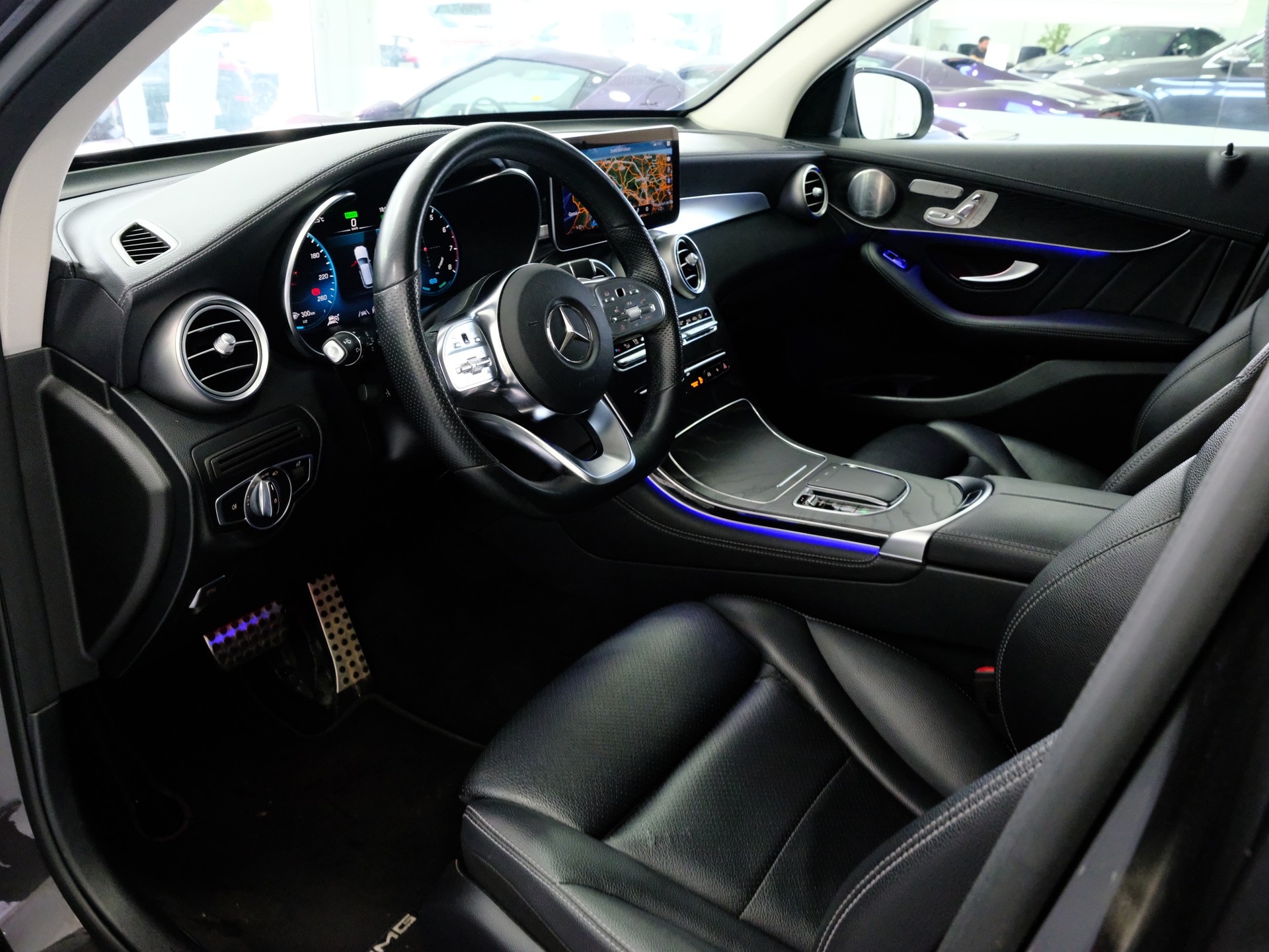 MERCEDES-BENZ GLC 300 AMG Line 4Matic 9G-Tronic-image-10