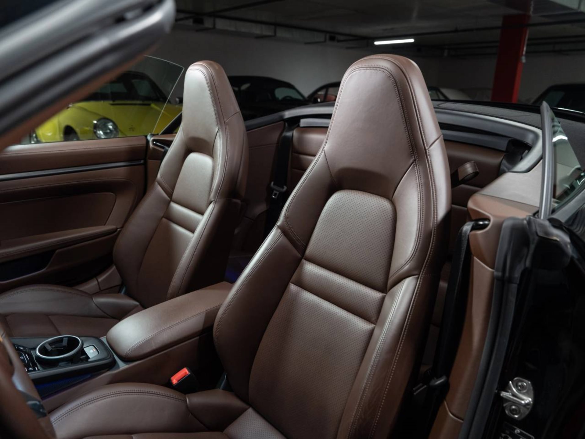 PORSCHE 911 Carrera 4 GTS Cabriolet (MY23)-image-4