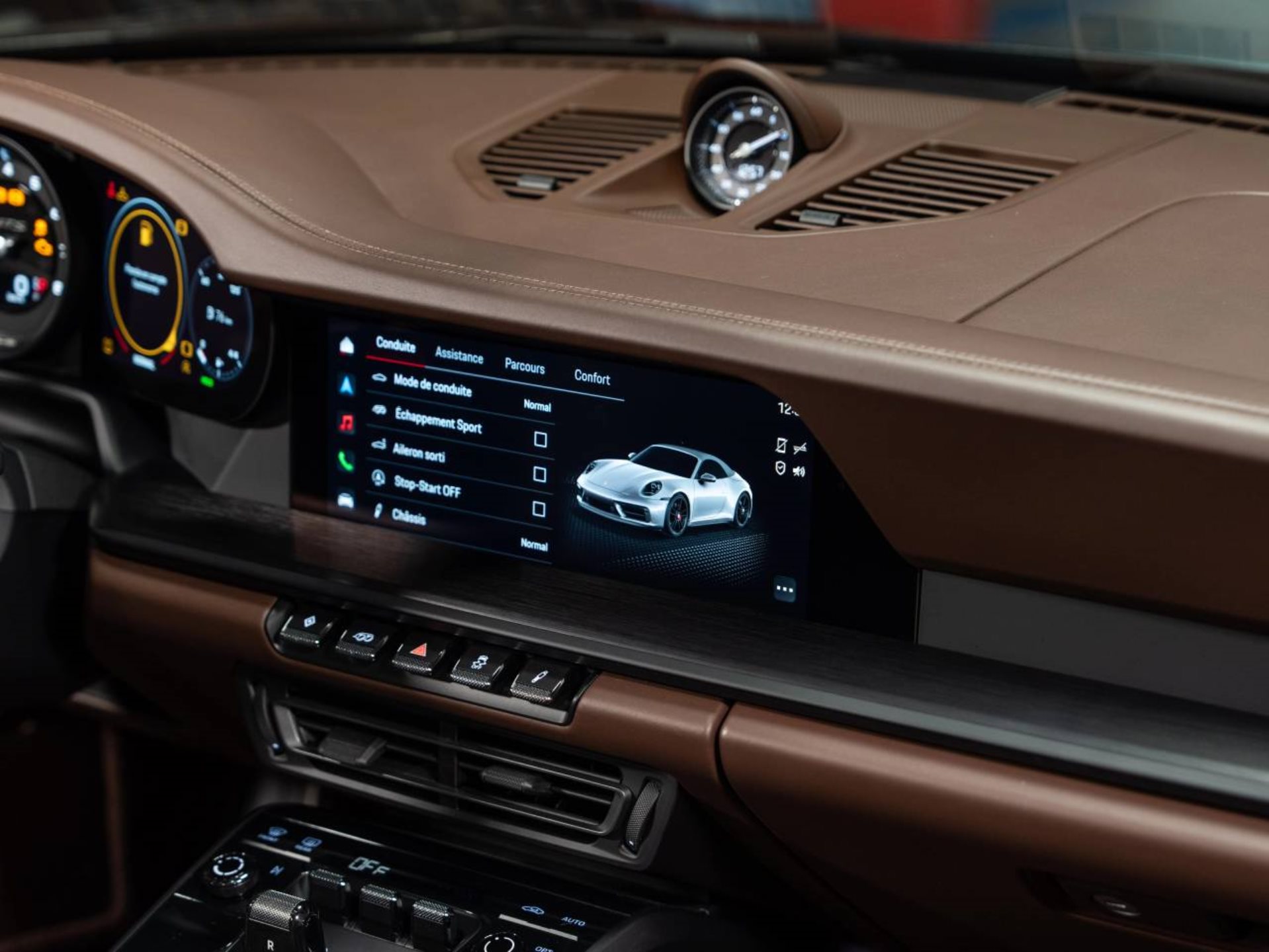 PORSCHE 911 Carrera 4 GTS Cabriolet (MY23)-image-12