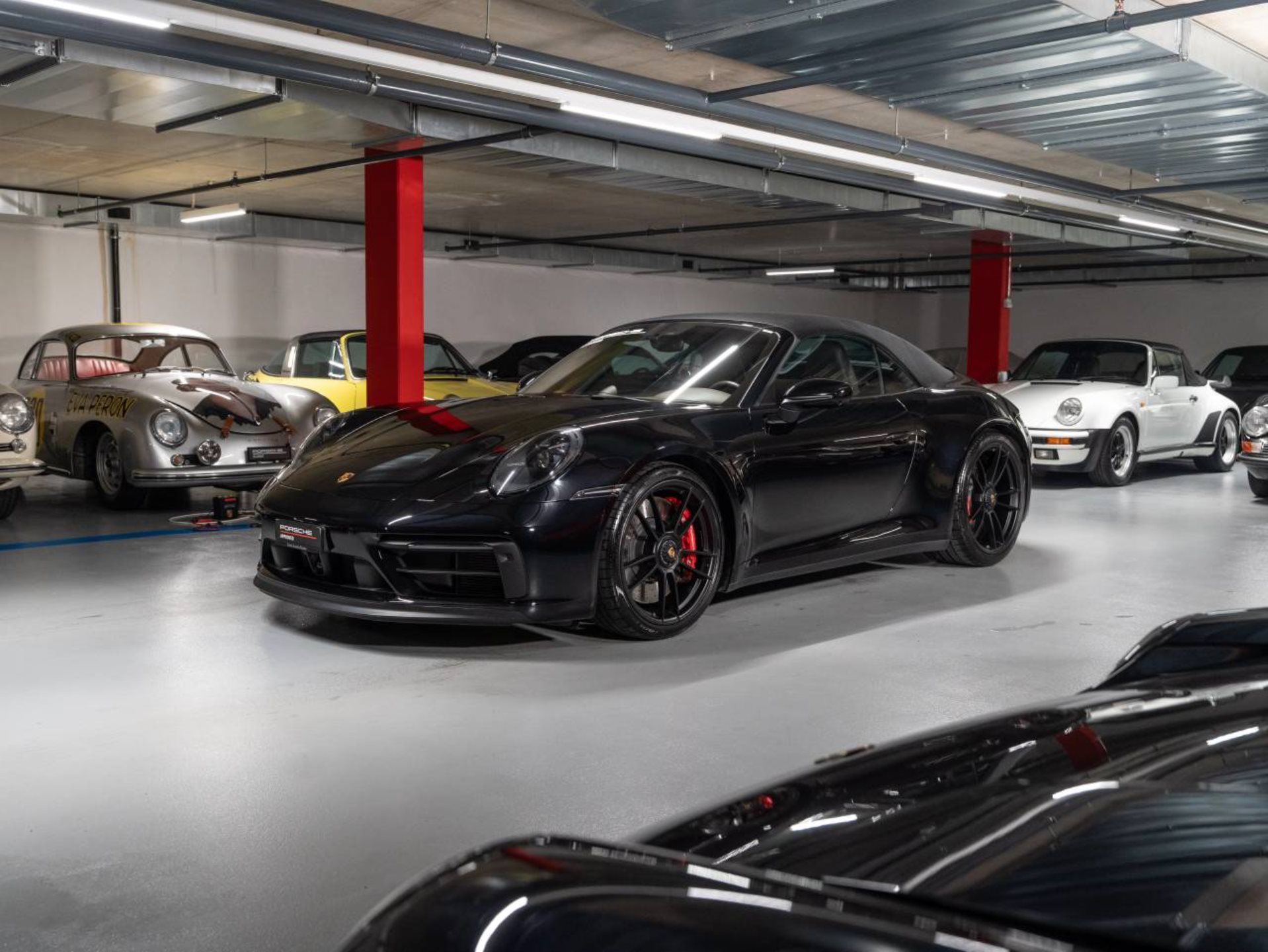 PORSCHE 911 Carrera 4 GTS Cabriolet (MY23)-image-8