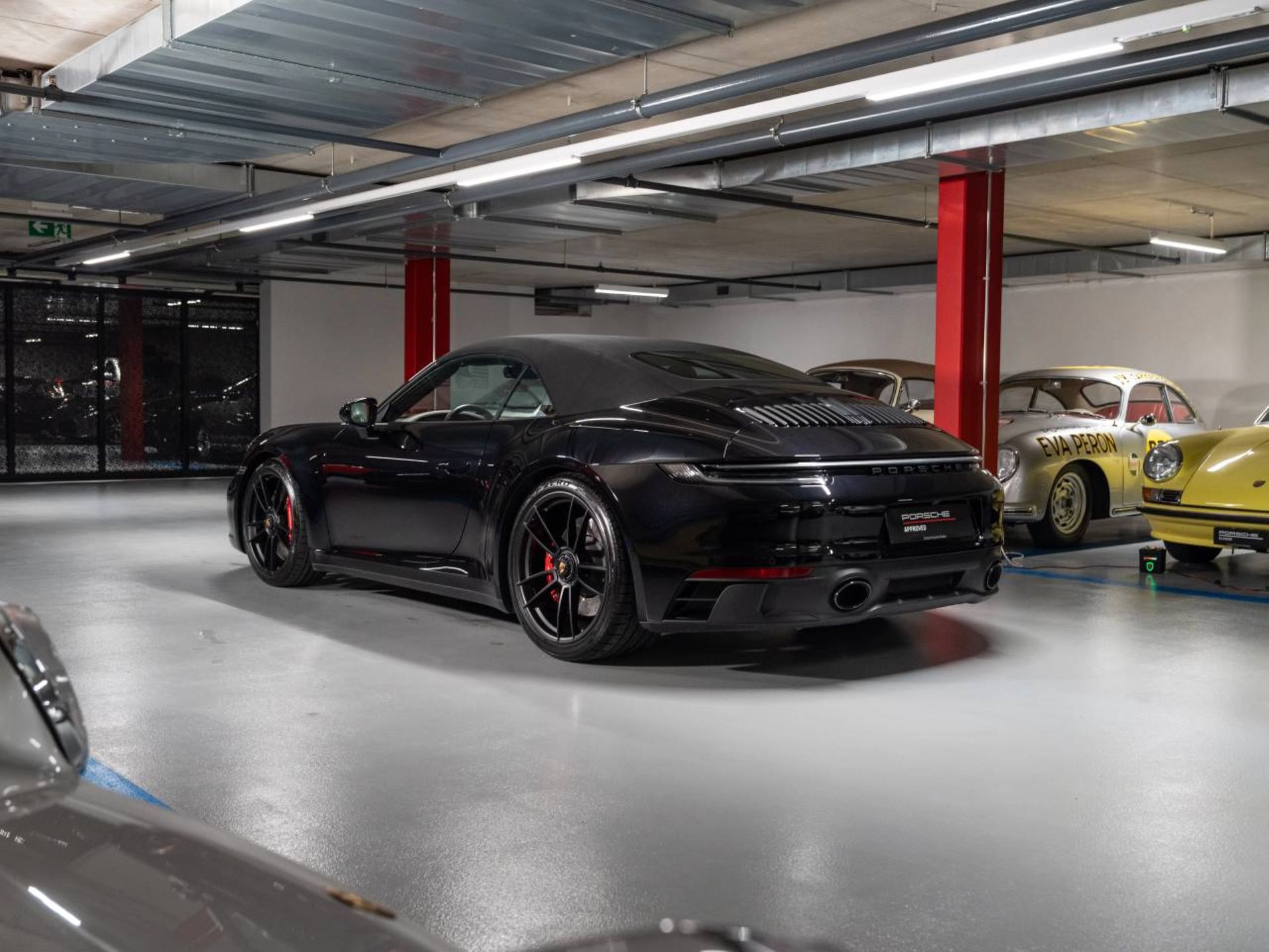 PORSCHE 911 Carrera 4 GTS Cabriolet (MY23)-image-9