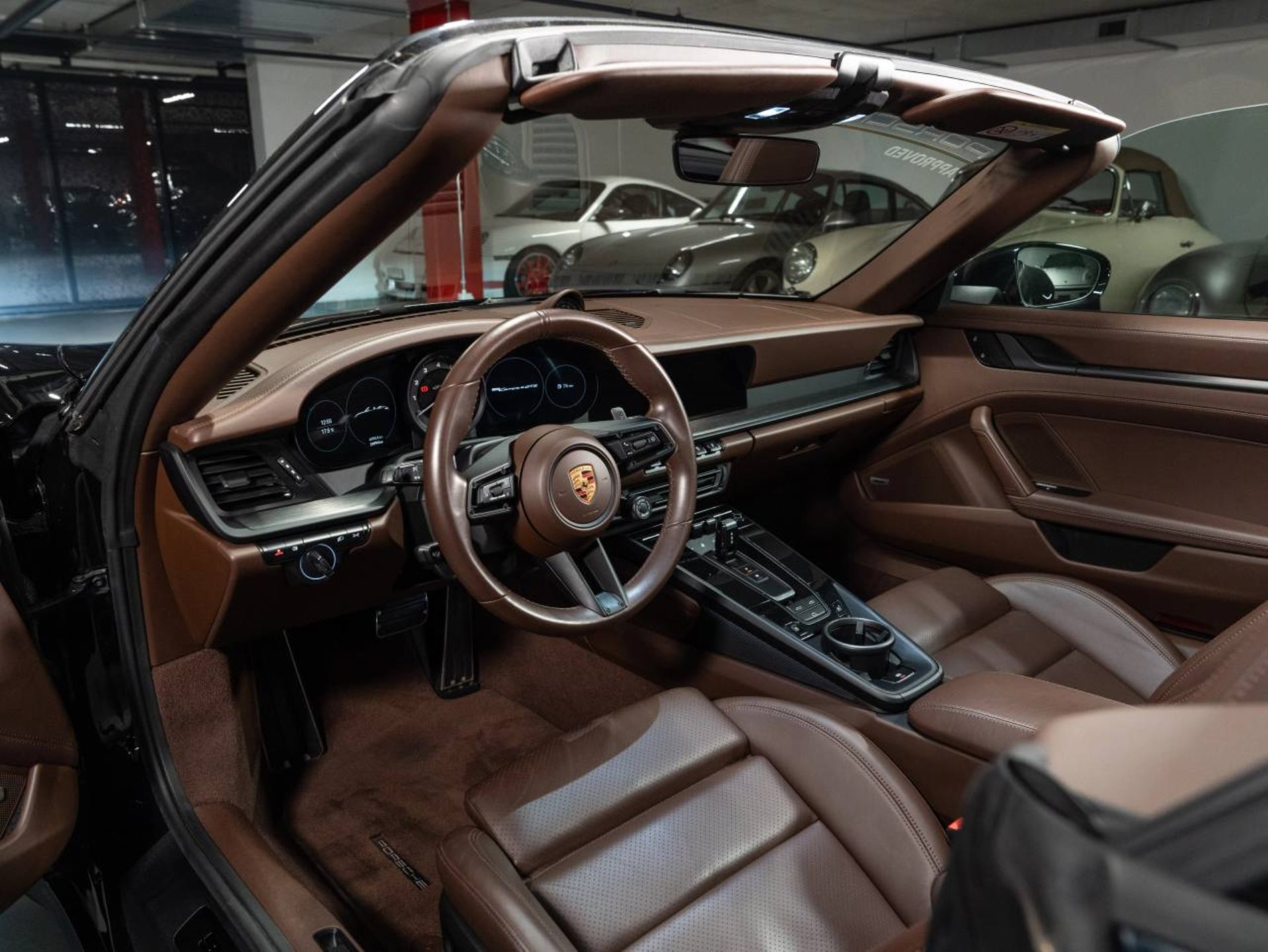 PORSCHE 911 Carrera 4 GTS Cabriolet (MY23)-showroom-element-3