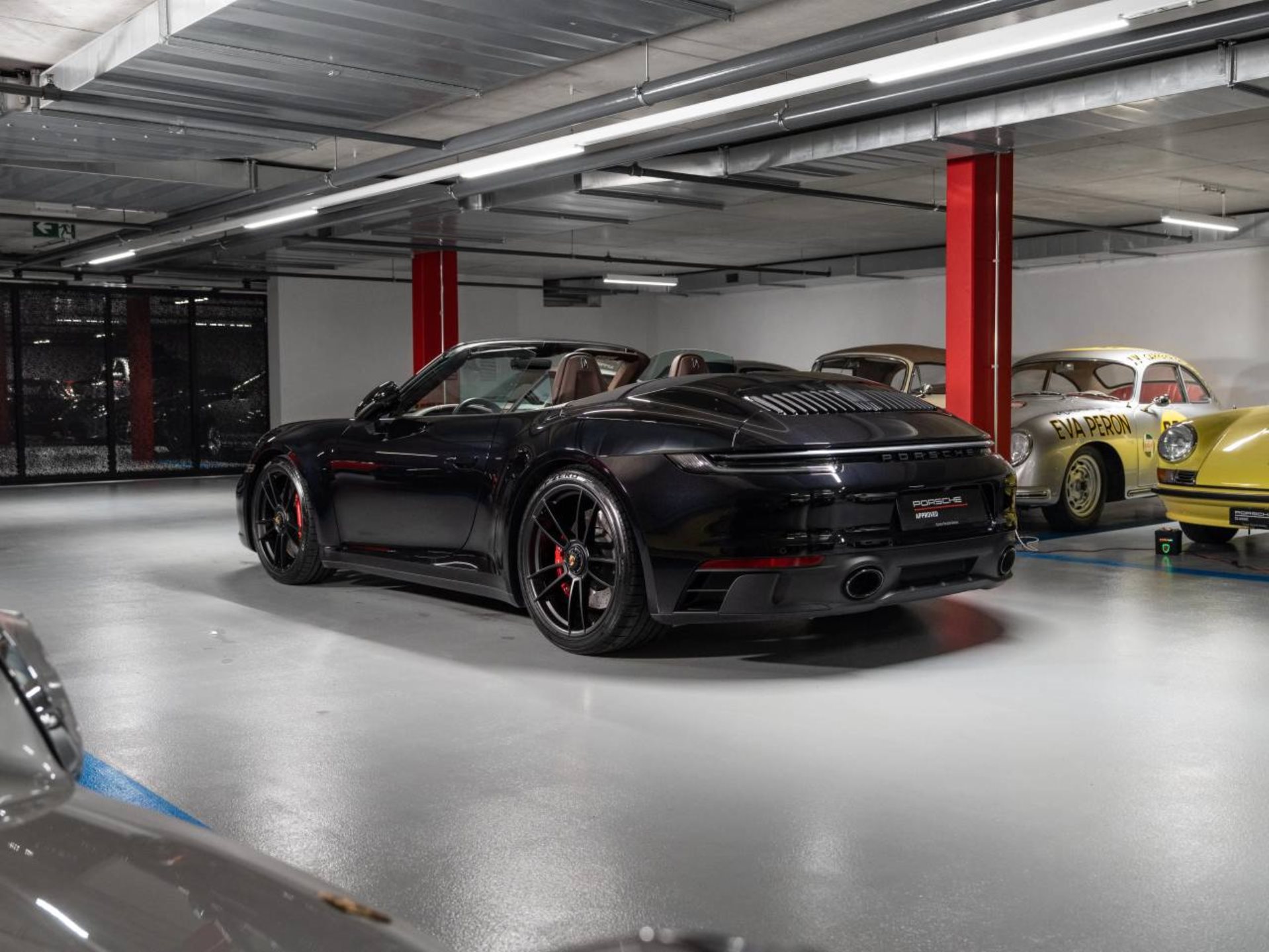PORSCHE 911 Carrera 4 GTS Cabriolet (MY23)-showroom-element-2