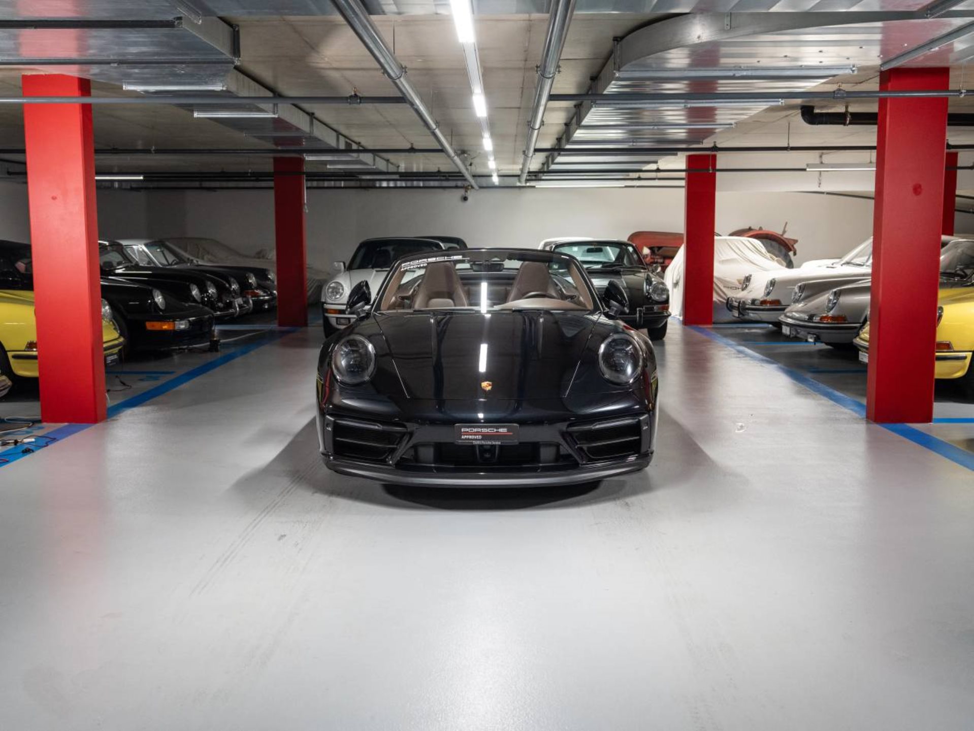 PORSCHE 911 Carrera 4 GTS Cabriolet (MY23)-showroom-element-1