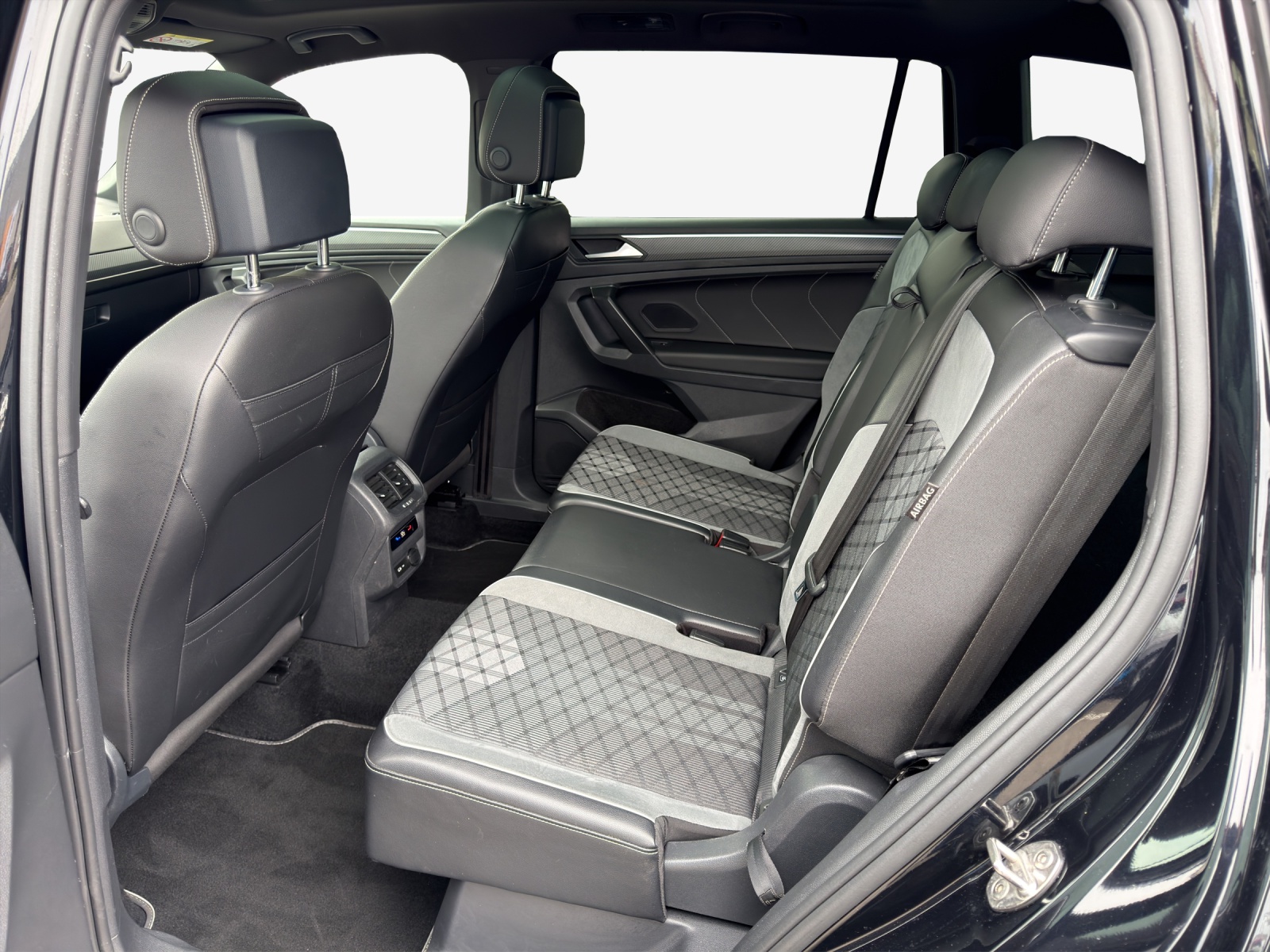 VW Tiguan Allspace 2.0 TDI SCR R-Line 4Motion DSG-image-11