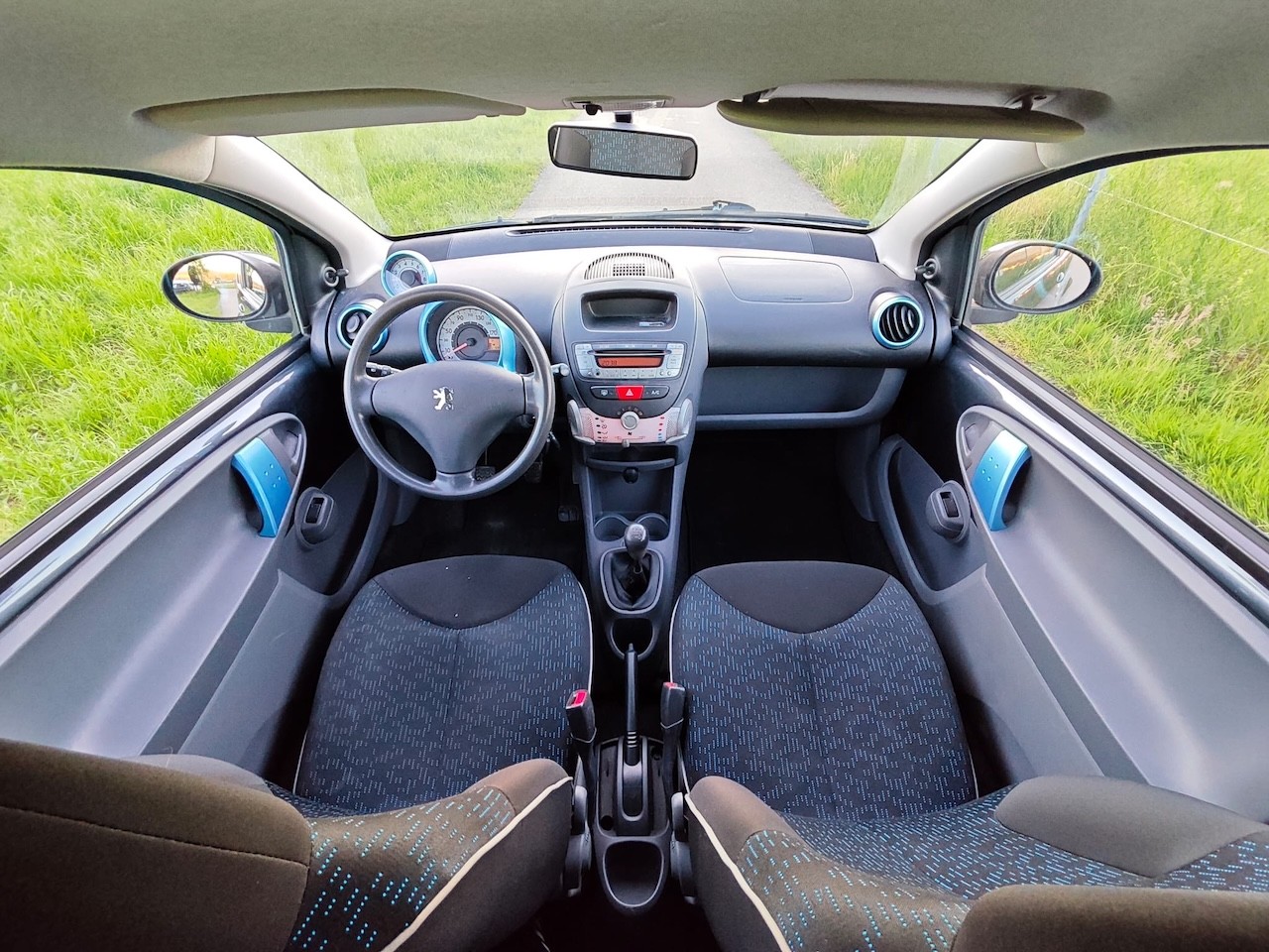 PEUGEOT 107 1.0 Swiss Edition-image-12