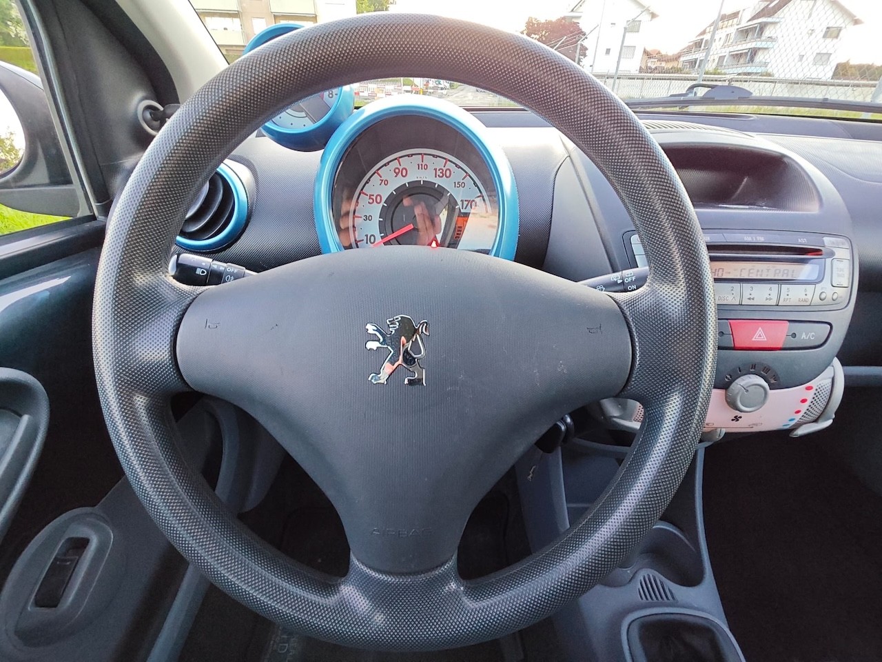 PEUGEOT 107 1.0 Swiss Edition-image-17