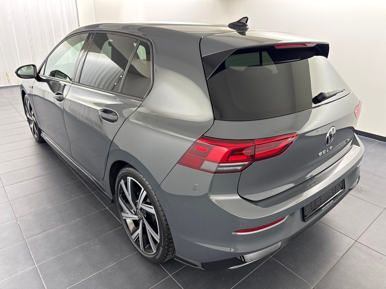 VW Golf 2.0 TDI R-Line DSG-showroom-element-1