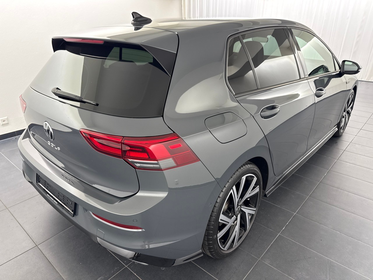 VW Golf 2.0 TDI R-Line DSG-showroom-element-2