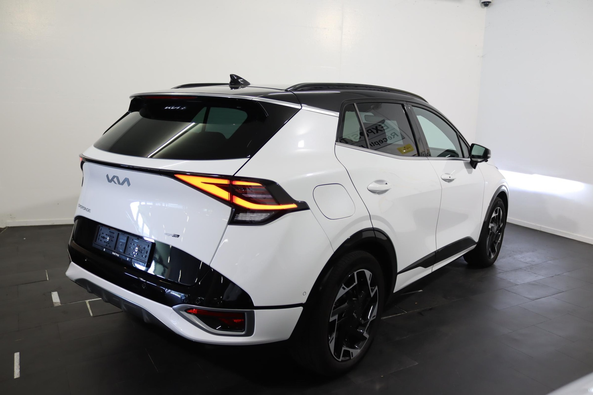 KIA Sportage 1.6 T-GDi PHEV GT-Line-showroom-element-1