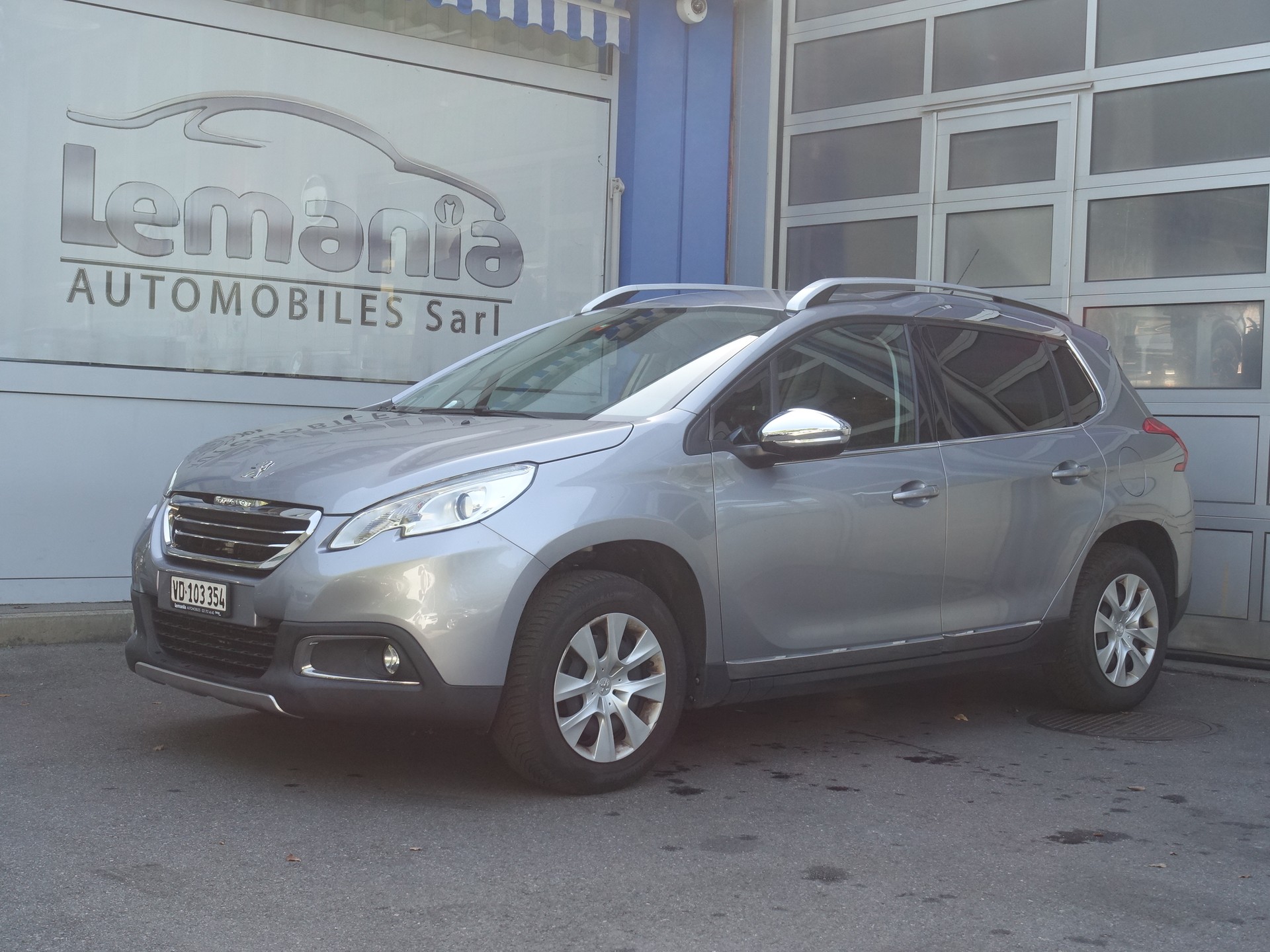 PEUGEOT 2008 1.2 PureTech Féline EAT6-showroom-element-1