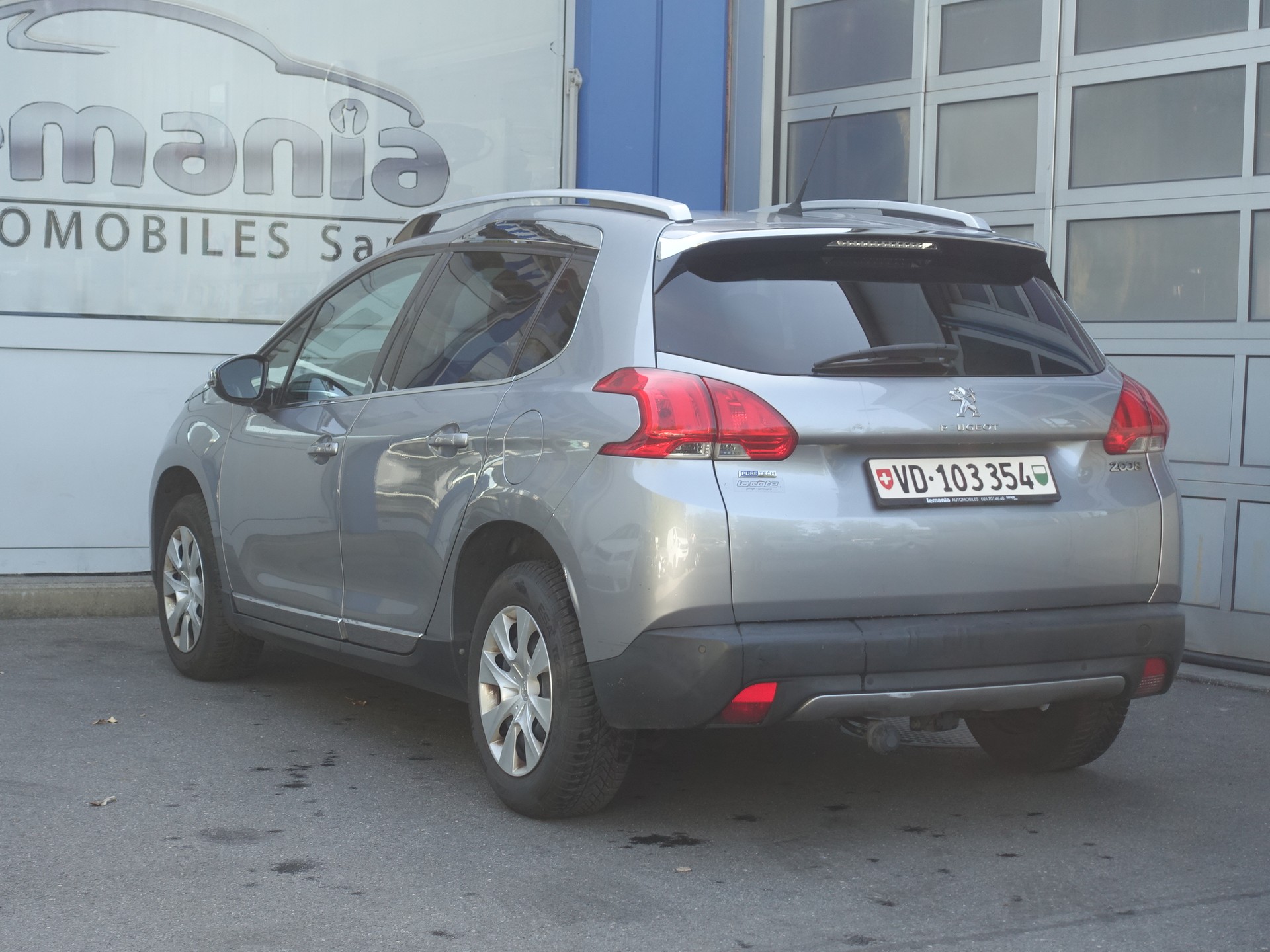 PEUGEOT 2008 1.2 PureTech Féline EAT6-showroom-element-3