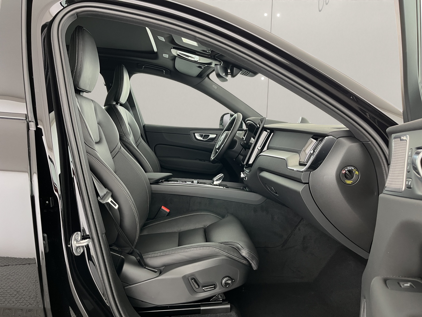 VOLVO XC60 2.0 T6 TE Black Edition eAWD-image-9