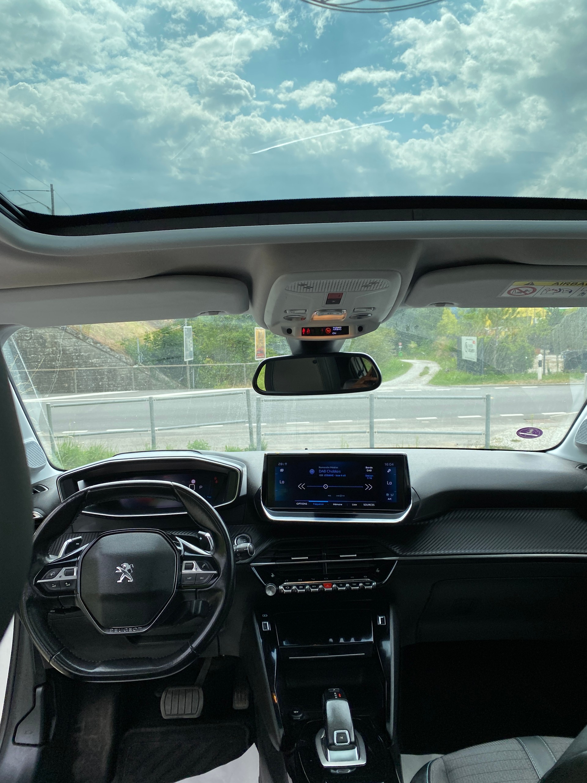PEUGEOT 208 1.2 PureTech Allure EAT8-image-8