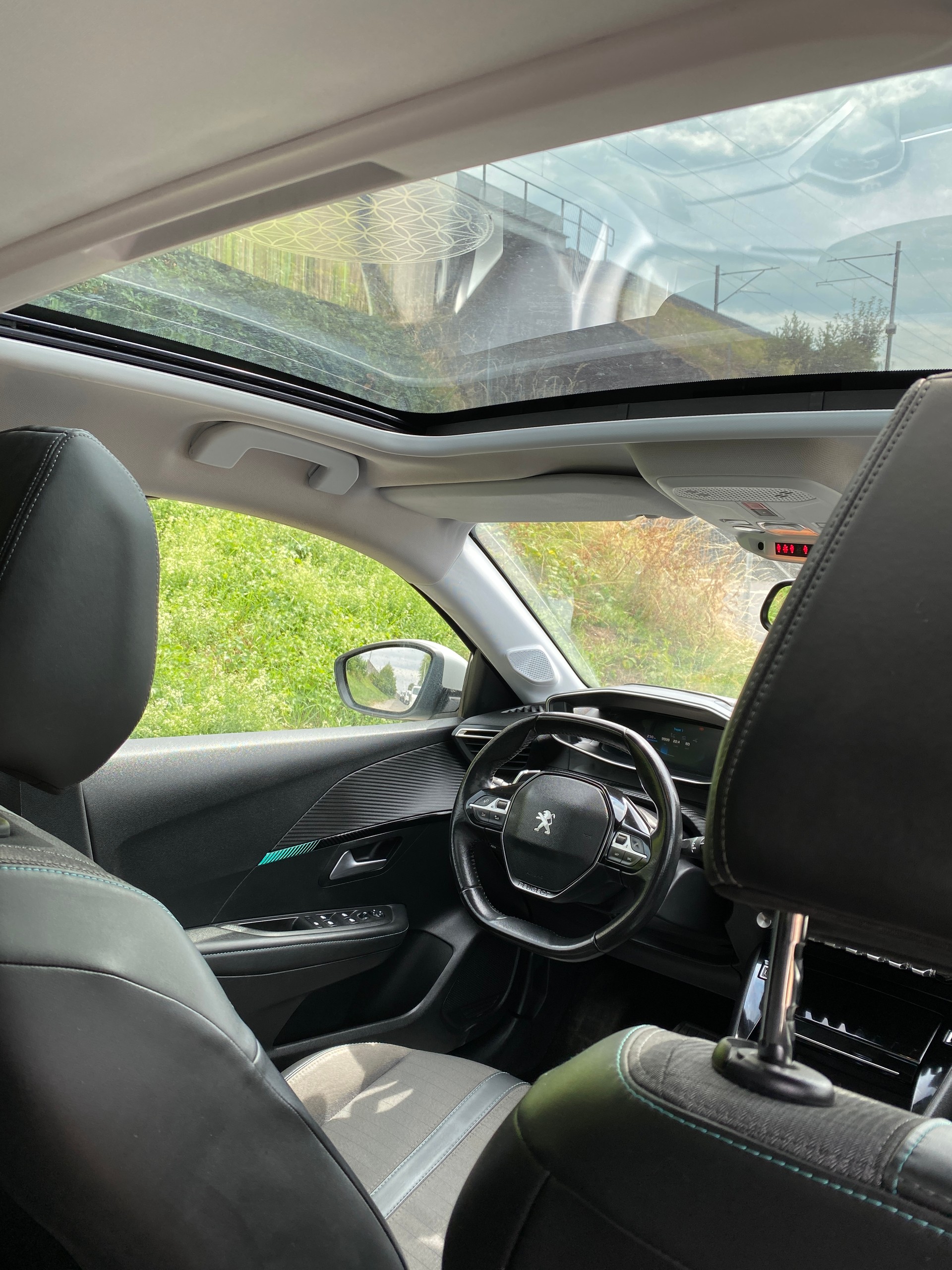 PEUGEOT 208 1.2 PureTech Allure EAT8-image-7